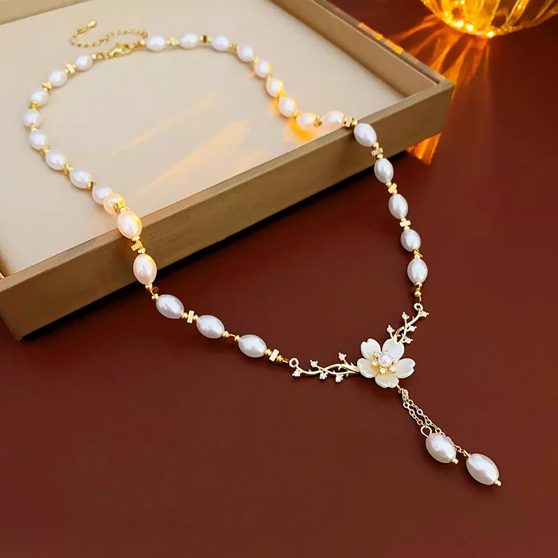 

Elegant Pearl Flowers Tassel Pendant Necklace for Women Exquisite Ladies Plant Clavicle Chain Party Jewelry Birthday Gifts