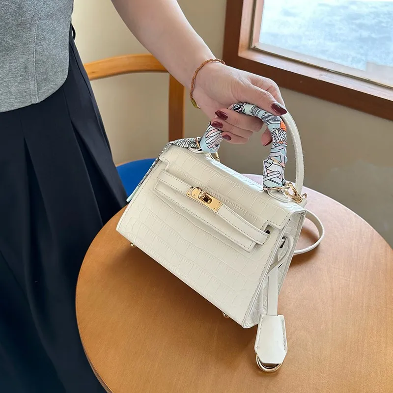 

Luxury Designer Paris Fashion Crossbody Handbag Elegant Leather Solid Color With Unique Letter Logo For Women