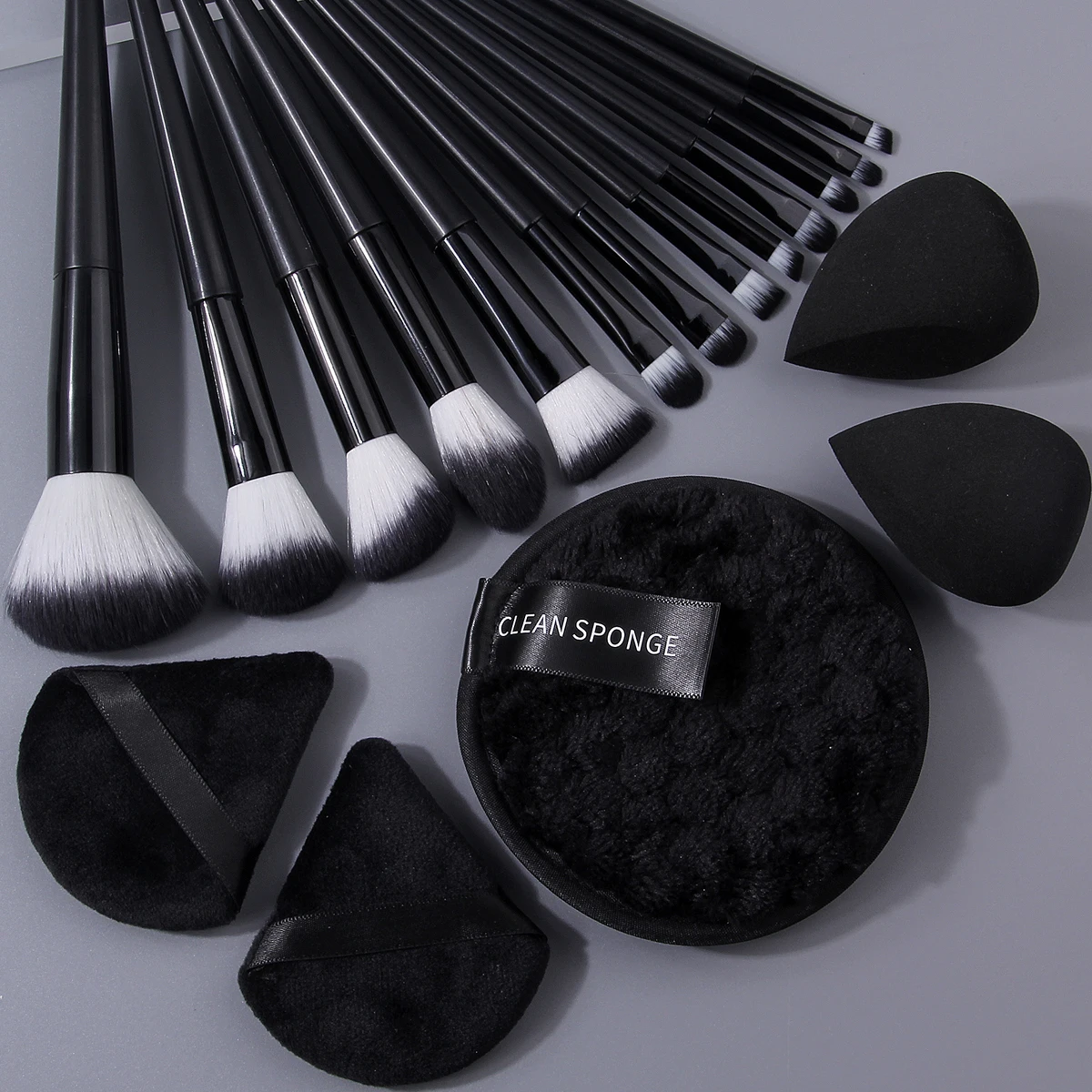 18-delige multifunctionele gezichtsmake-upborstelset + zachte make-upspons ei driehoekige poederdons + ronde reinigingspoederdons