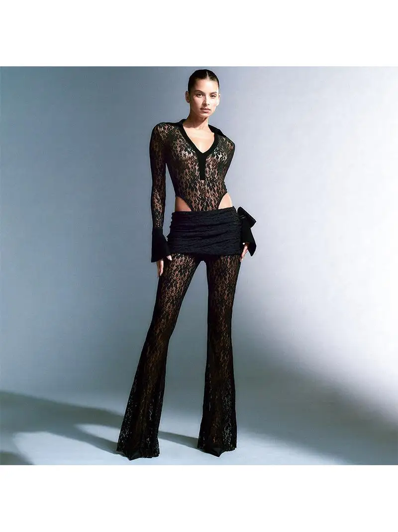 

Комплект женской одежды: кружевной комбинезон-слип и брюки прямого кроя, осень-зима 2024. Модная повседневная одежда, удобный крой.