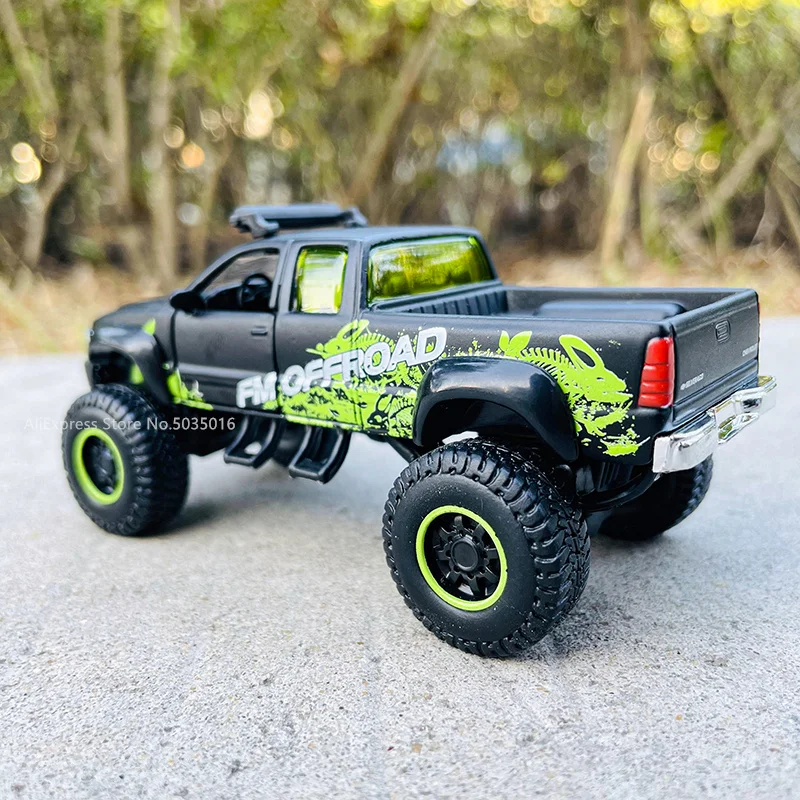 Maisto 1:43 1999 Chevrolet Silverado 4X4 big feet modified version alloy die-casting car model toy collection gift