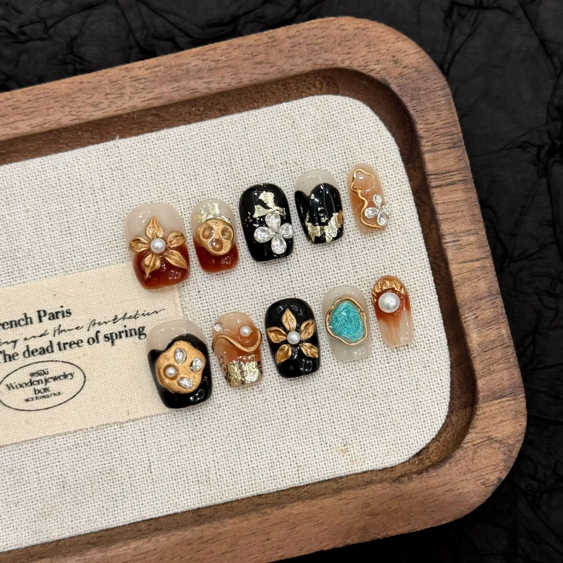 

10Pcs Short Square Handmade False Nails Gilded Flower Design Fake Nails Press on Rhinestone Pearl Wearable Full Cover Nails Tips