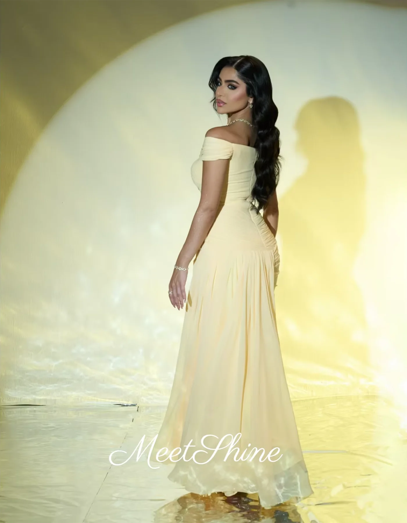 أصفر الطابق طول فساتين السهرة مطوي الشيفون فساتين السهرة قبالة الكتف فساتين الحفلات الرسمية فستان الزفاف حسب الطلب