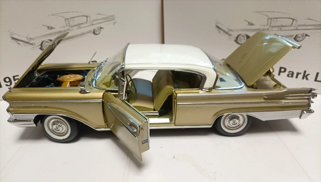 SunStar 1:18 Mercury ParkLane 1959 Vintage Car Simulation Limited Edition All Open Alloy Metal Static Car Model Toy Gift