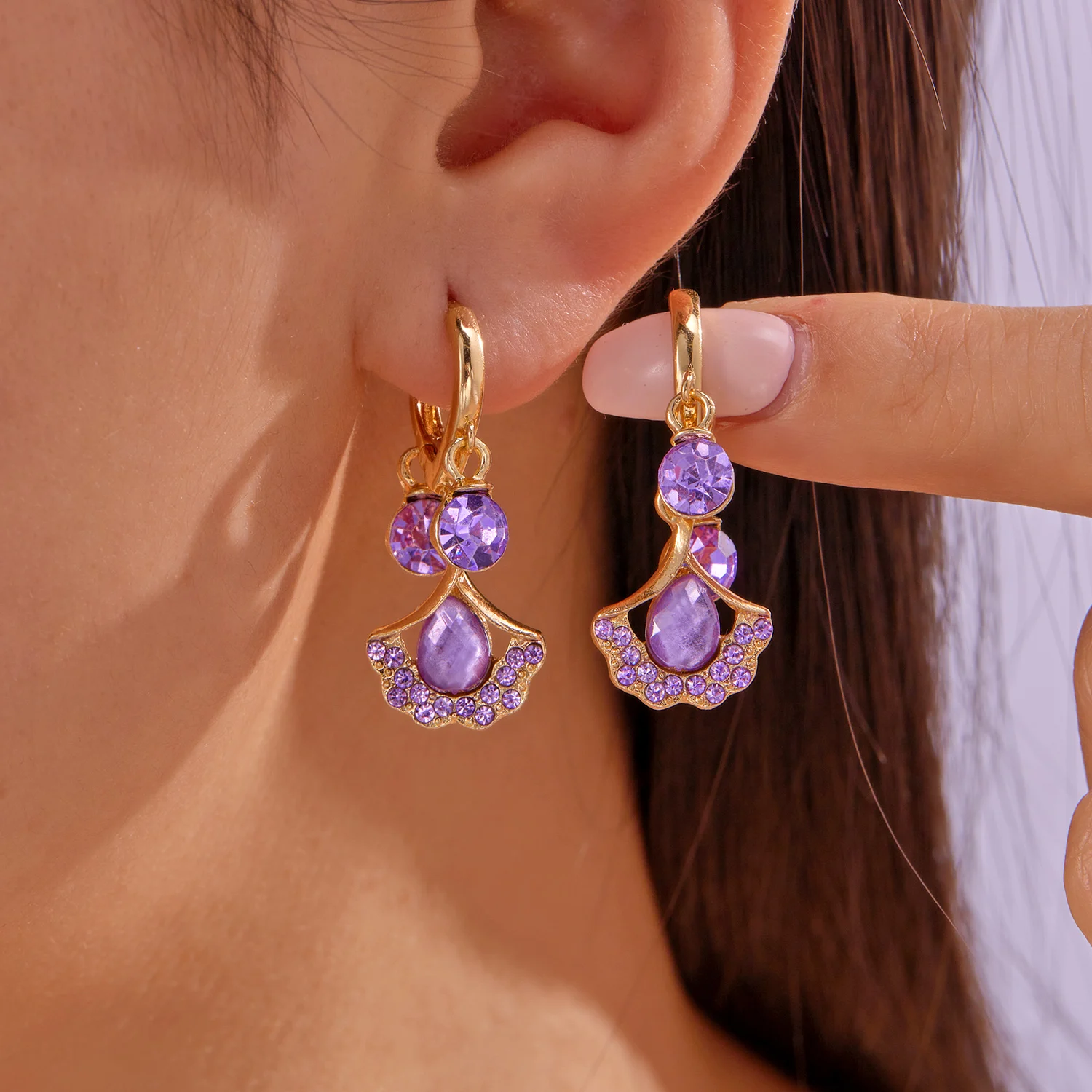 Luxuriöse Blumen-Tropfen-Ohrringe für Frauen, exquisites Zirkon-Intarsien-Blatt, vielseitiger Schmuck für den täglichen Gebrauch, lila Imitationsperlen-Ohrringe – Detail 4