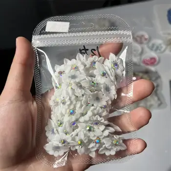 10 Stück 3D exquisite Schnitzerei Blumen Design Nail Art Charms Simulation geschnitzte Blümchen Teile AB Diamant lebendige Schmetterling Nagel Ornament