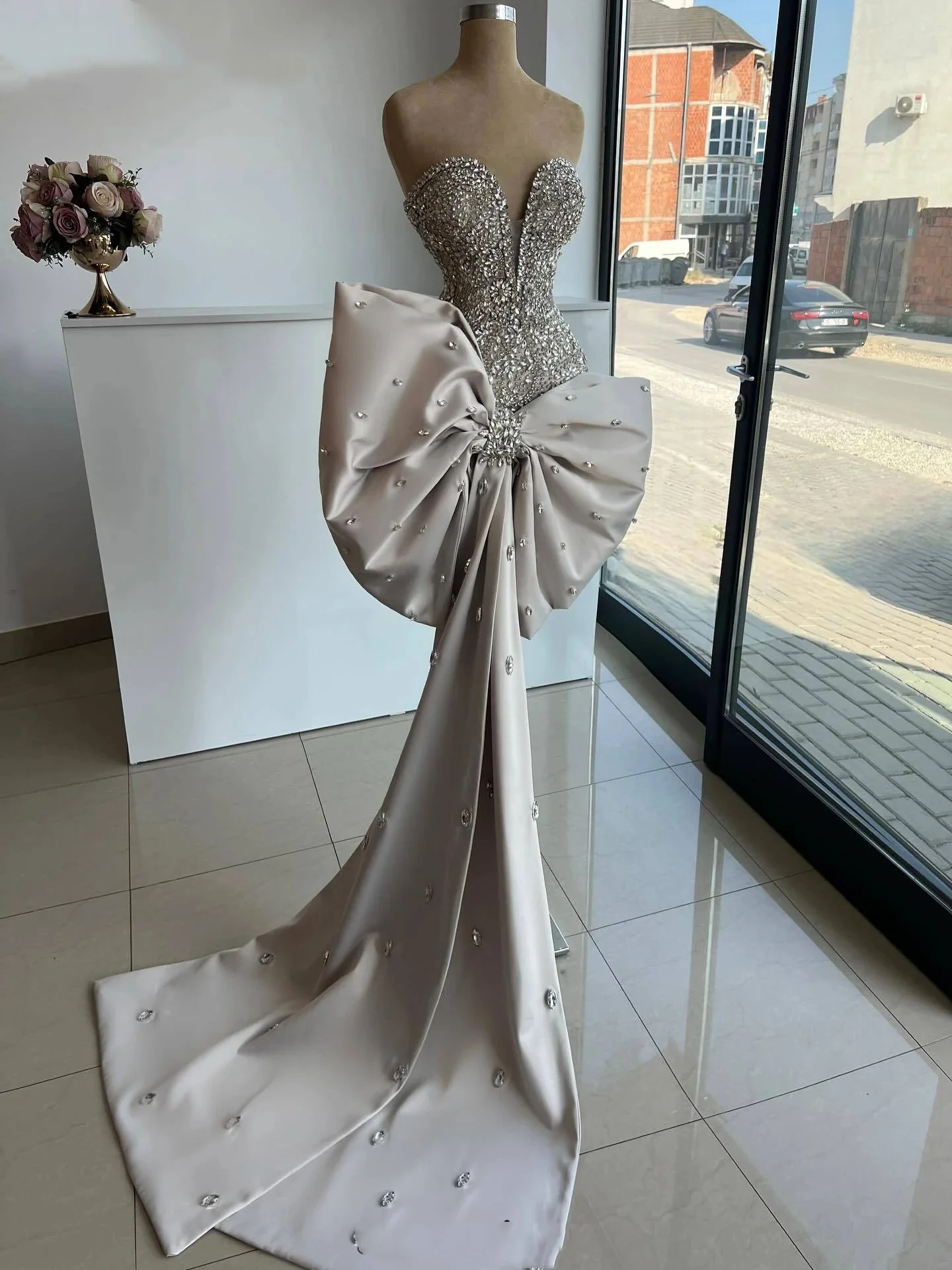 セクシーな恋人クリスタルマーメイドウェディングドレス高級ビーズノースリーブブライダルドレス蝶ネクタイ花嫁ドレスカスタマイズ