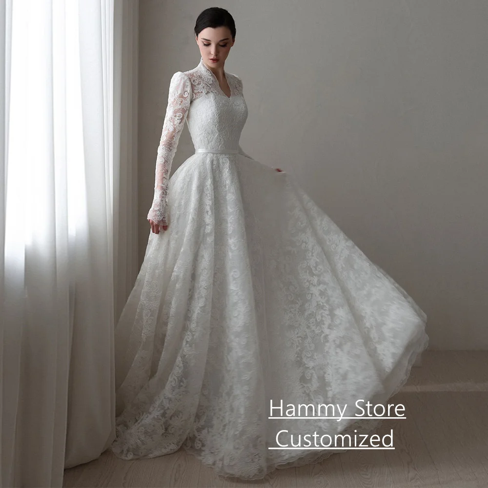 فستان زفاف دانتيل رائع فستان زفاف عربي مخصص بأكمام طويلة ورقبة على شكل V وأزرار وسحاب ذيل محكمة فساتين العروس السعودية