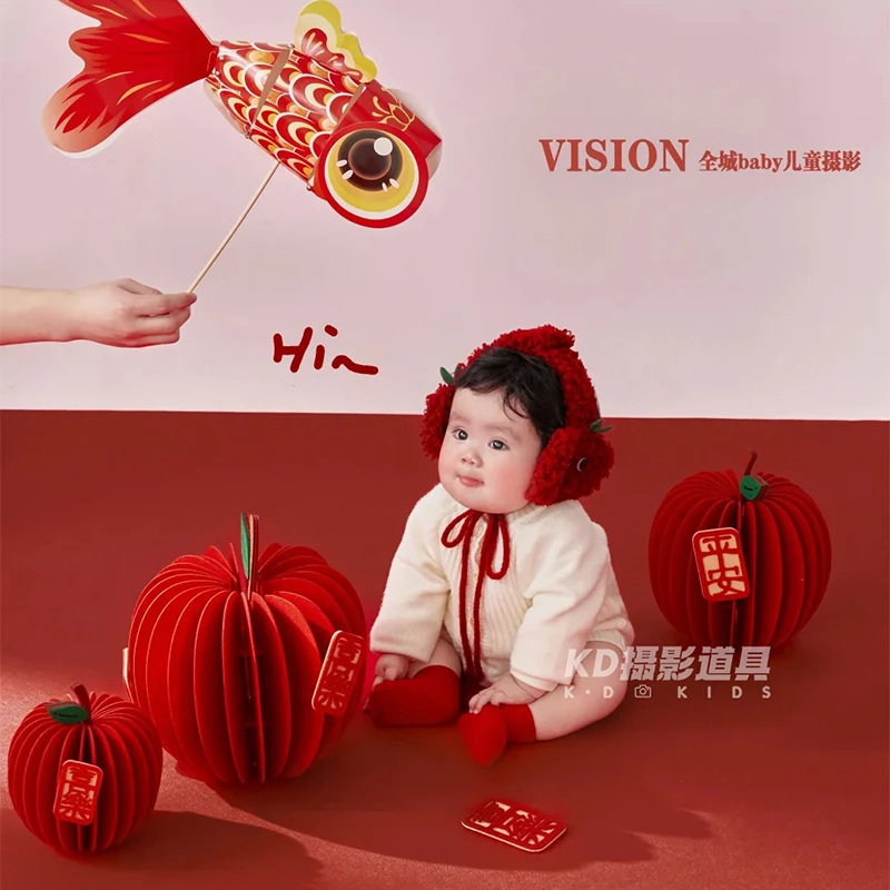 2026 Neujahrsthema Neugeborenen Fotografie Requisiten Baby Overall Outfit + Ohrenschützer + Socken 3 Stück, 2026 Nummerndecks und Pferdepuppen Requisite