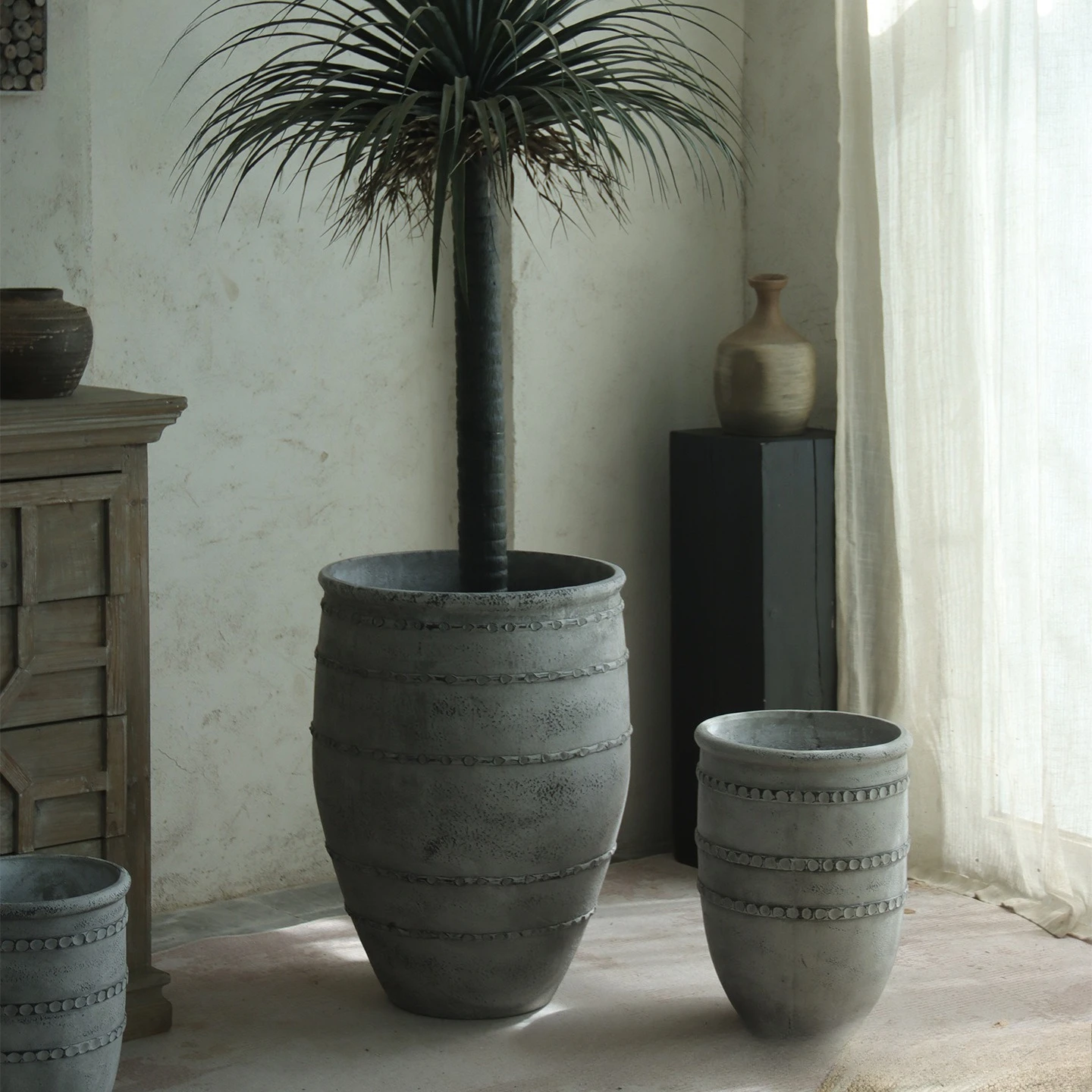 Gray retro foreign trade cement flower pot, high floor-to-ceiling large mouth pot, large green plant in the courtyard of B & B