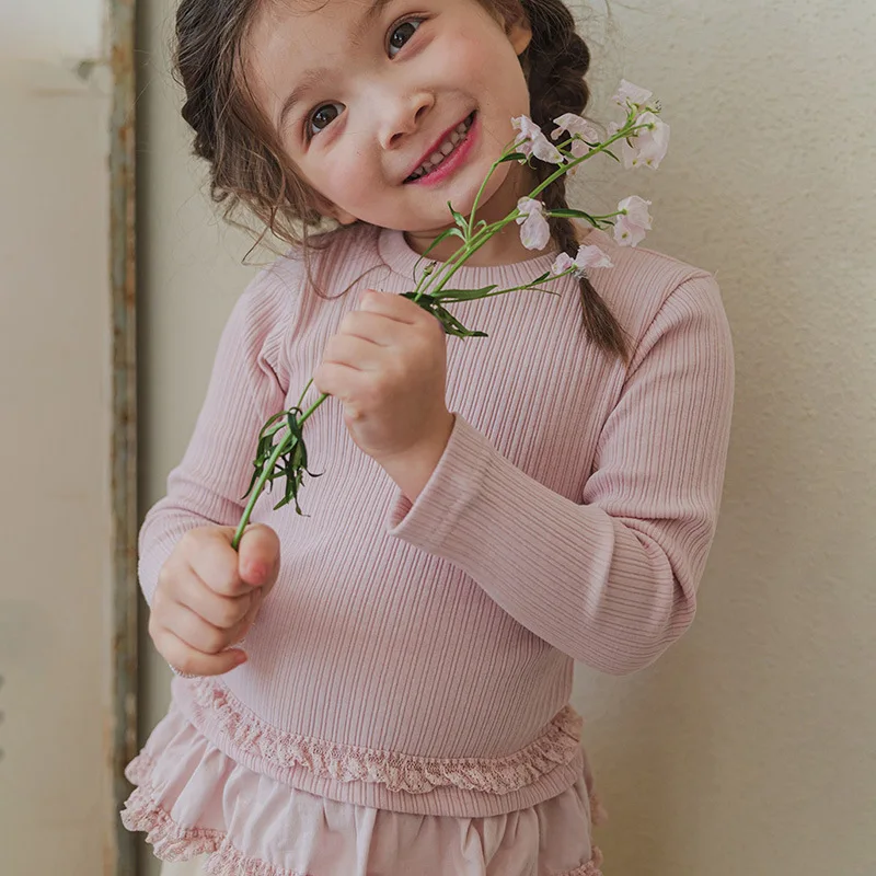

Топы для маленьких девочек, новый осенний топ с длинными рукавами и круглым вырезом для маленьких девочек, однотонный детский топ с цветочной отделкой для девочек