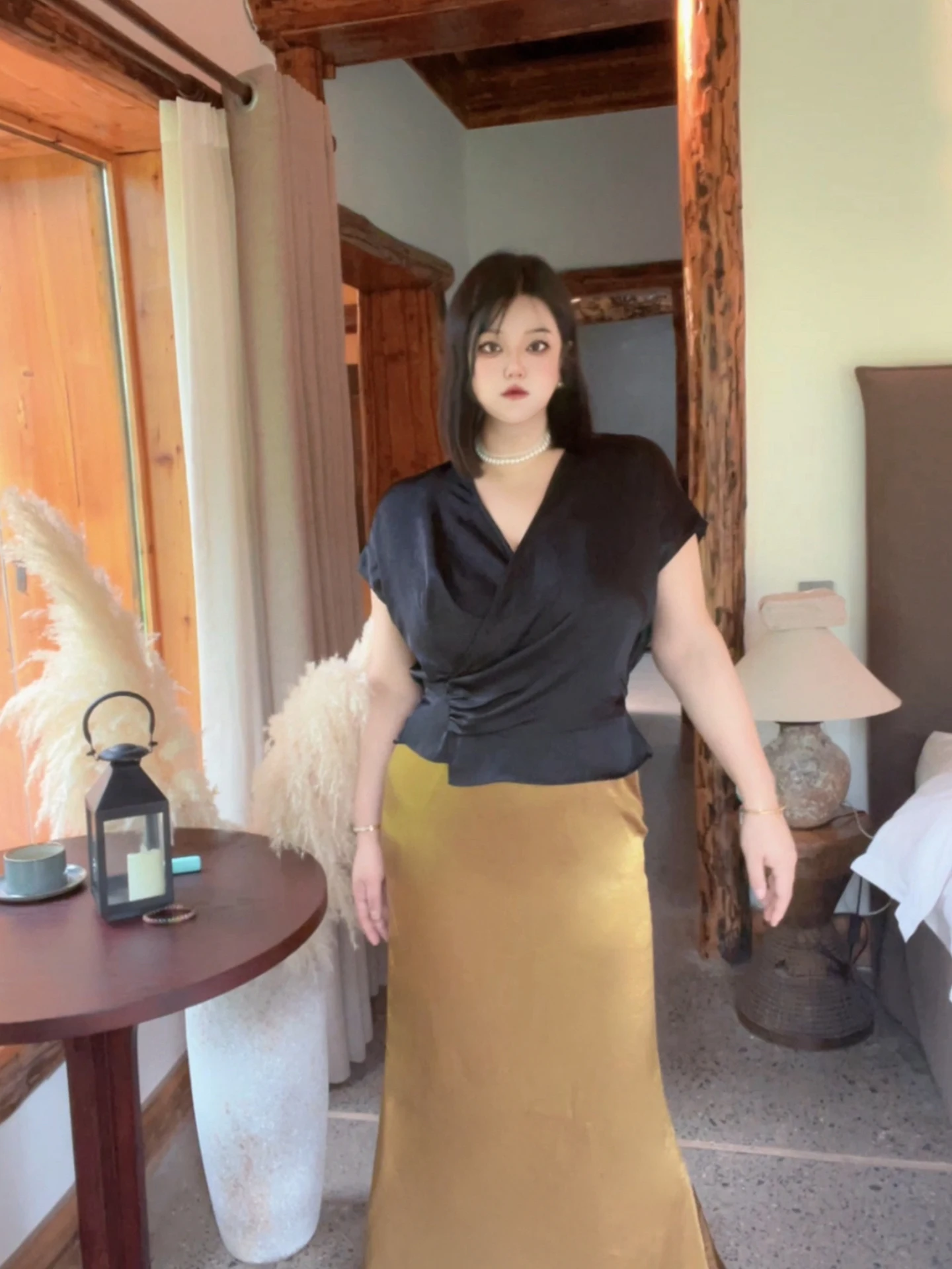 

Elegant plus Size Women's High-End Acetate Texture T-Shirt Cross V-Neck Sleeveless Waist-Cinched Pleated Top for plus Size