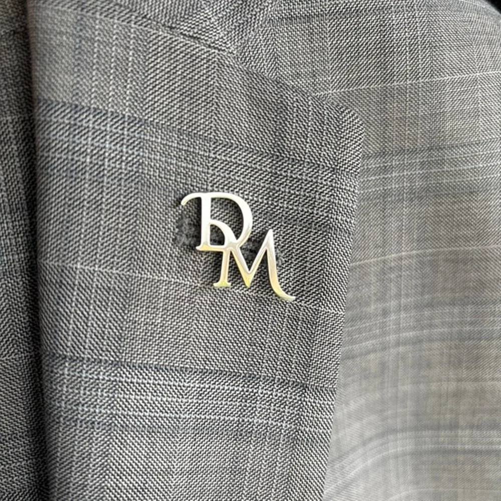 

Булавка с буквами на заказ, персонализированная брошь из нержавеющей стали по индивидуальному заказу, винтажный значок с именем алфавита, свадебные аксессуары Bestman