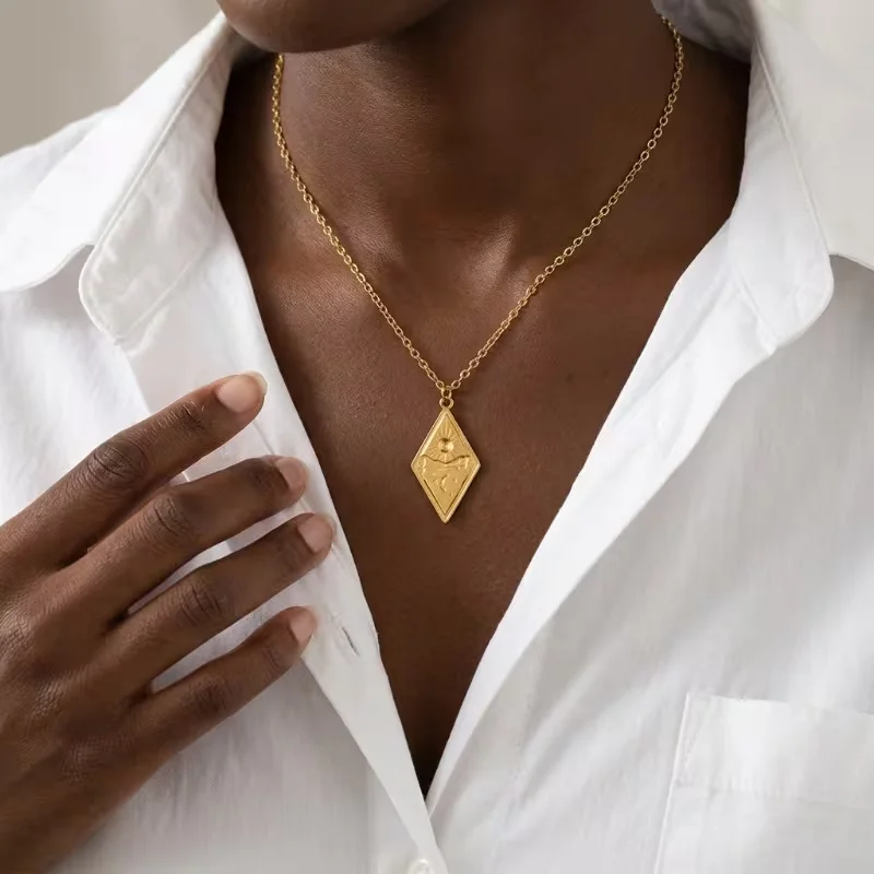 Rhombusförmige Mond- und Sonnen-Anhänger-Halskette aus Edelstahl für Damen und Herren, einzigartig, 18 Karat vergoldet, modischer romantischer Schmuck, Geschenke