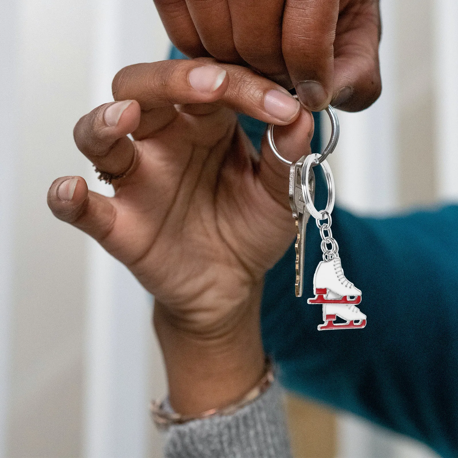 

Брелок для ключей в виде роликовых коньков из цинкового сплава: милый, очаровательный, миниатюрный, износостойкий, декоративный подвес для сумки