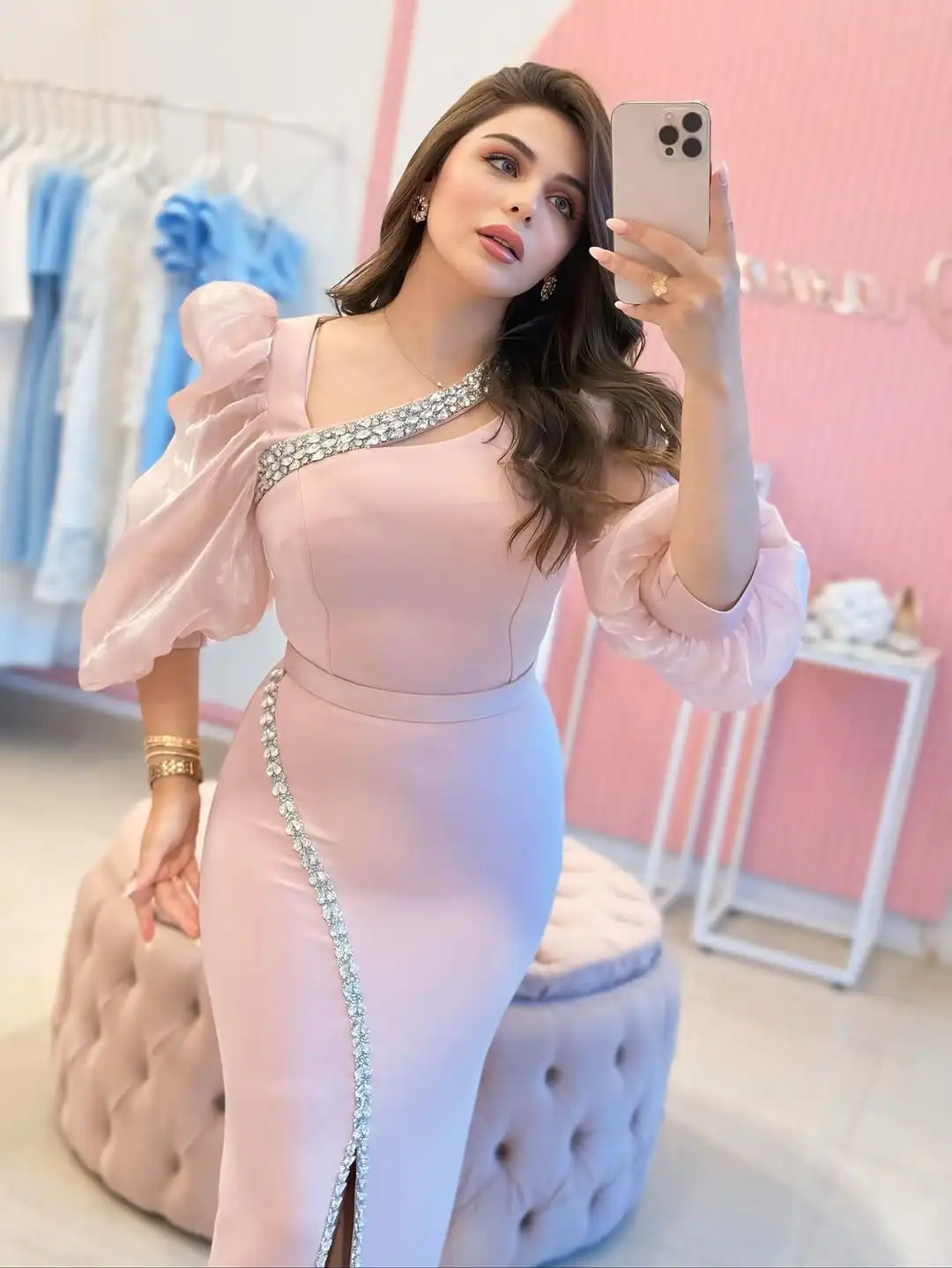 Gaun Pesta Malam Formal Model Duyung Elegan Menawan dengan Desain Baru, Hiasan Kristal, Lengan Berlipit, dan Belahan Rendah