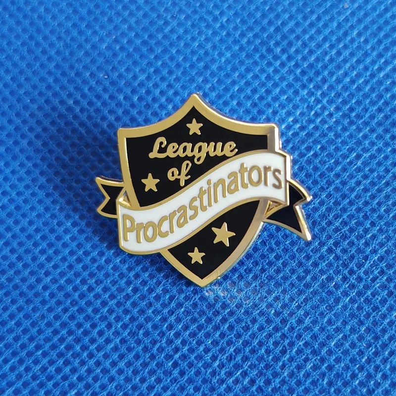 Procrastinator Alliance Schild-Brosche, Metall-Emaille-Abzeichen, Modische Reversnadel, Schmuck-Accessoire Geschenk