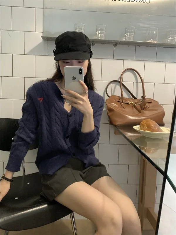 เสื้อคลุมไหมพรมถักลายปักสีขาวแดงสไตล์เรโทรสำหรับฤดูใบไม้ร่วงและฤดูหนาว  แฟชั่นเสื้อคลุมสำหรับผู้หญิง