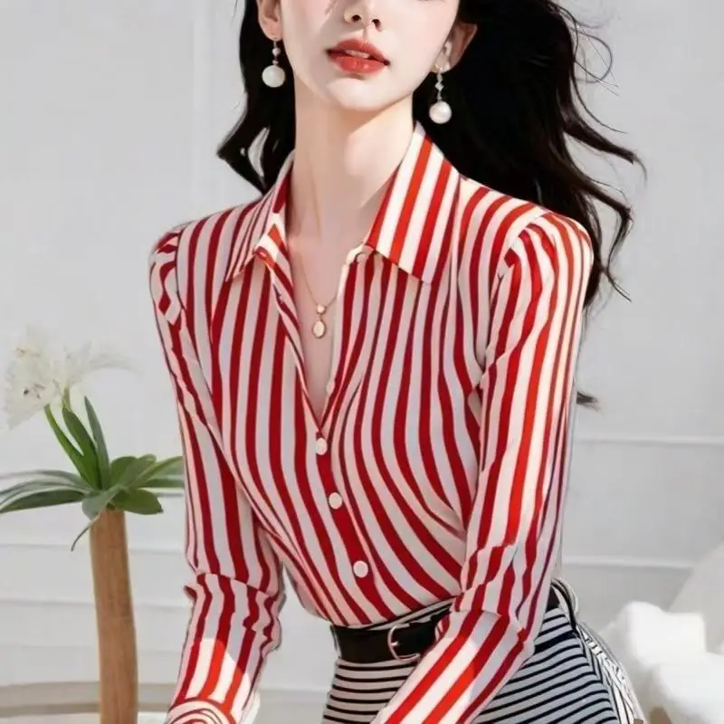 

Французская высококачественная блузка в красную полоску с воротником-поло, брошь, топ, осенняя женская тонкая повседневная рубашка с небольшим ароматом, офисная женская рубашка 2025
