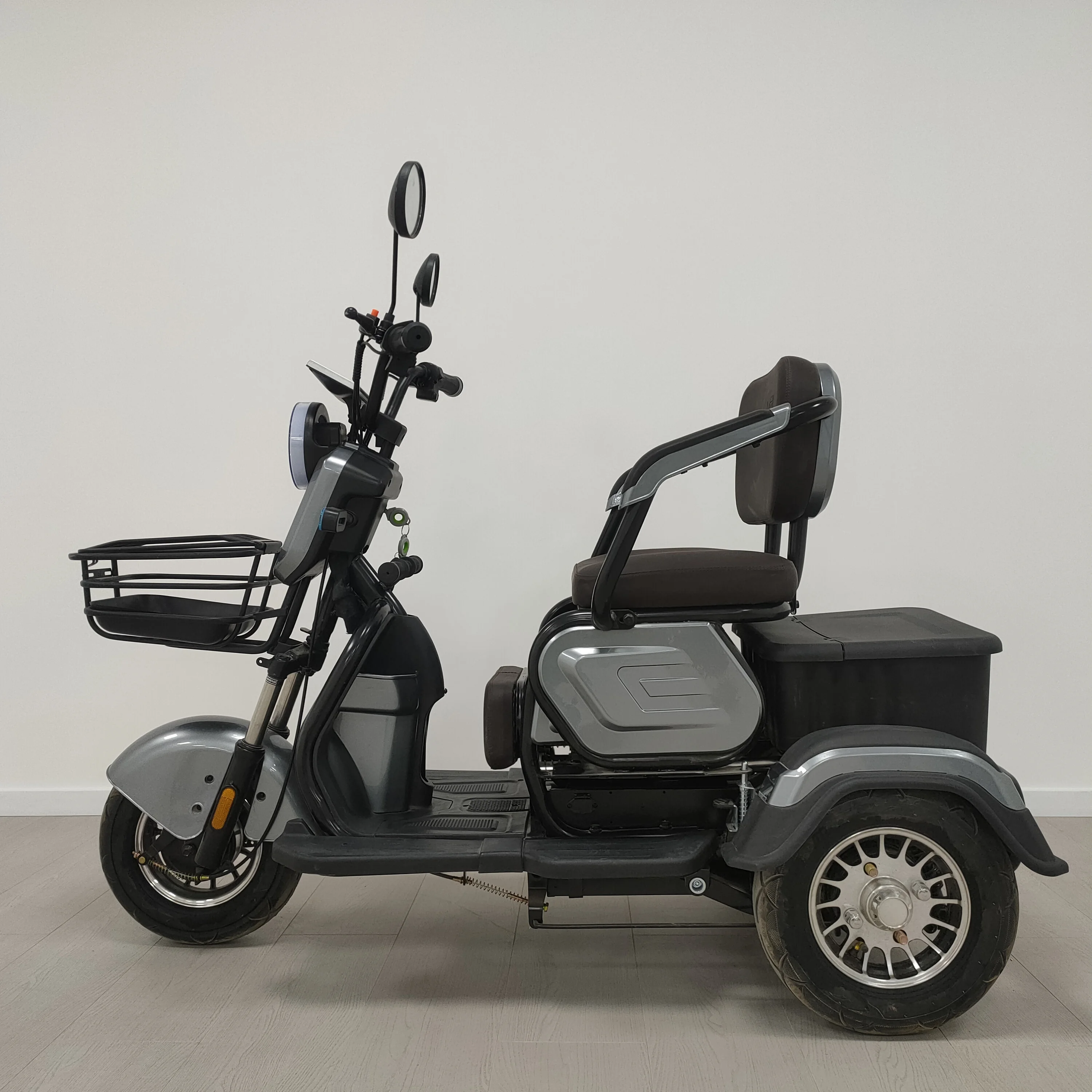 Factory New Fashionable 3-wheeled Electric Tricycle with Open Body Electric Power Supply Voltage Approved by EEC for Passengers