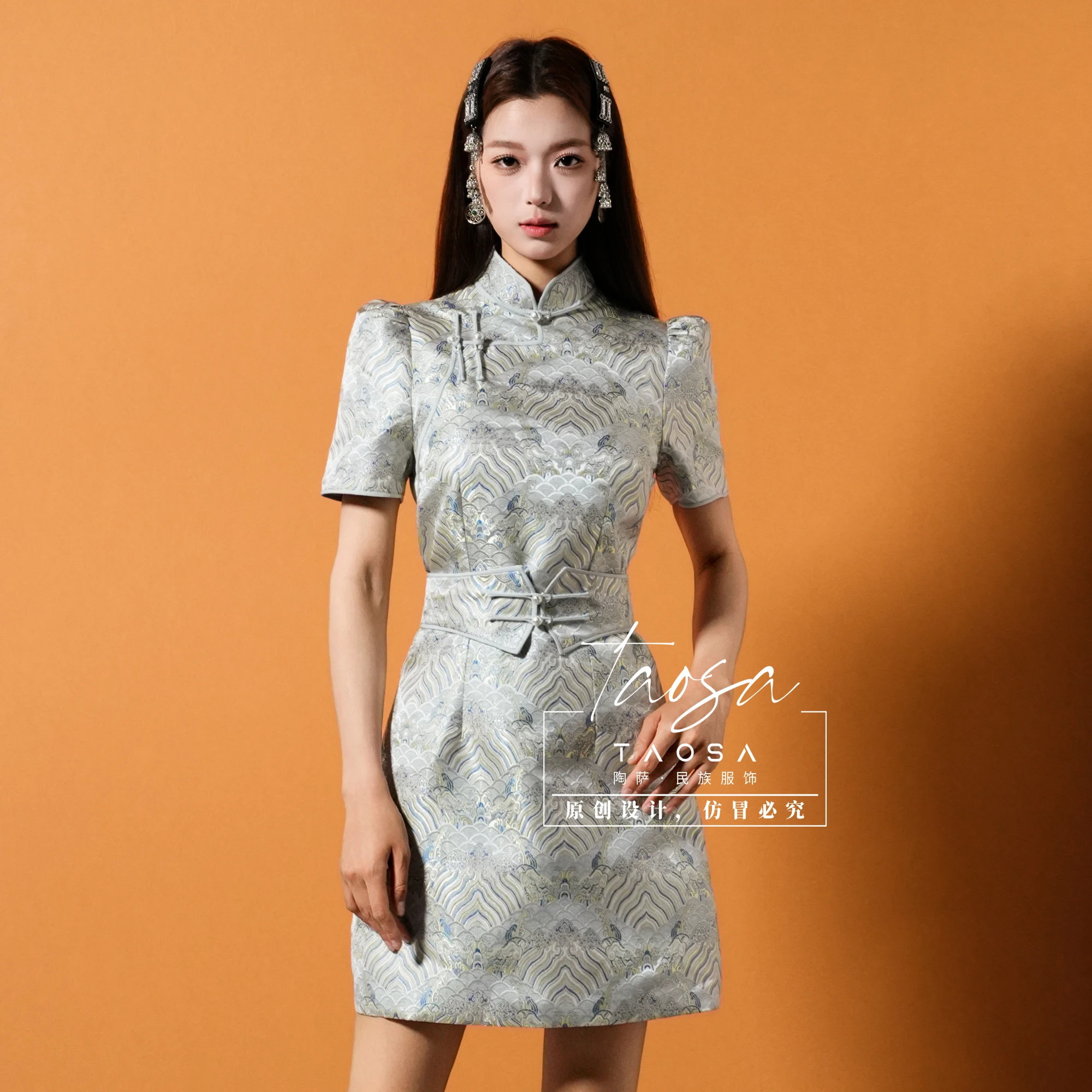 Modernes orientalisches Brokat-Kleid mit Stehkragen, elegantes Vintage-Kleid im Ethno-Stil