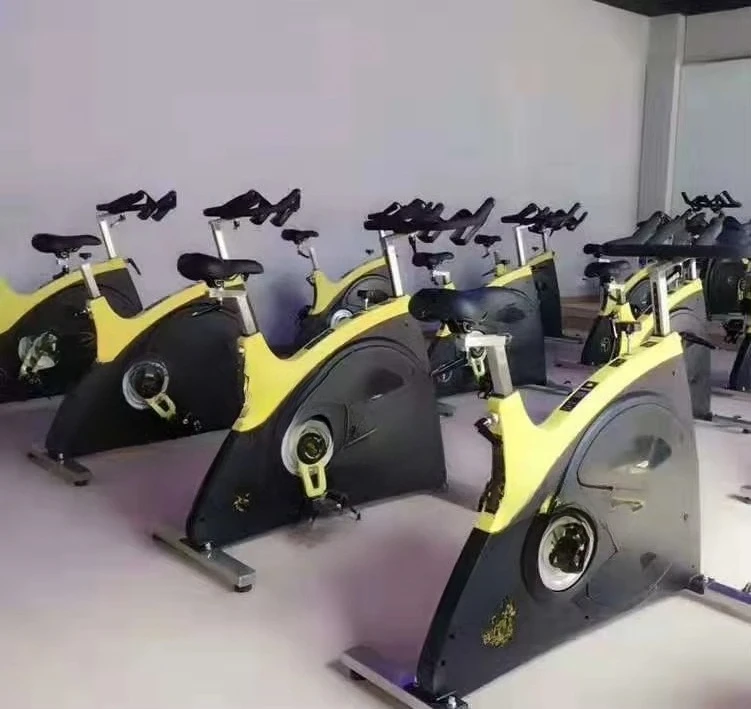 دراجة دوارة تجارية رائجة البيع لعام 2025، دراجة تمرين داخلية مع نظام محرك حزام صامت للاستخدام المنزلي في صالة الألعاب الرياضية