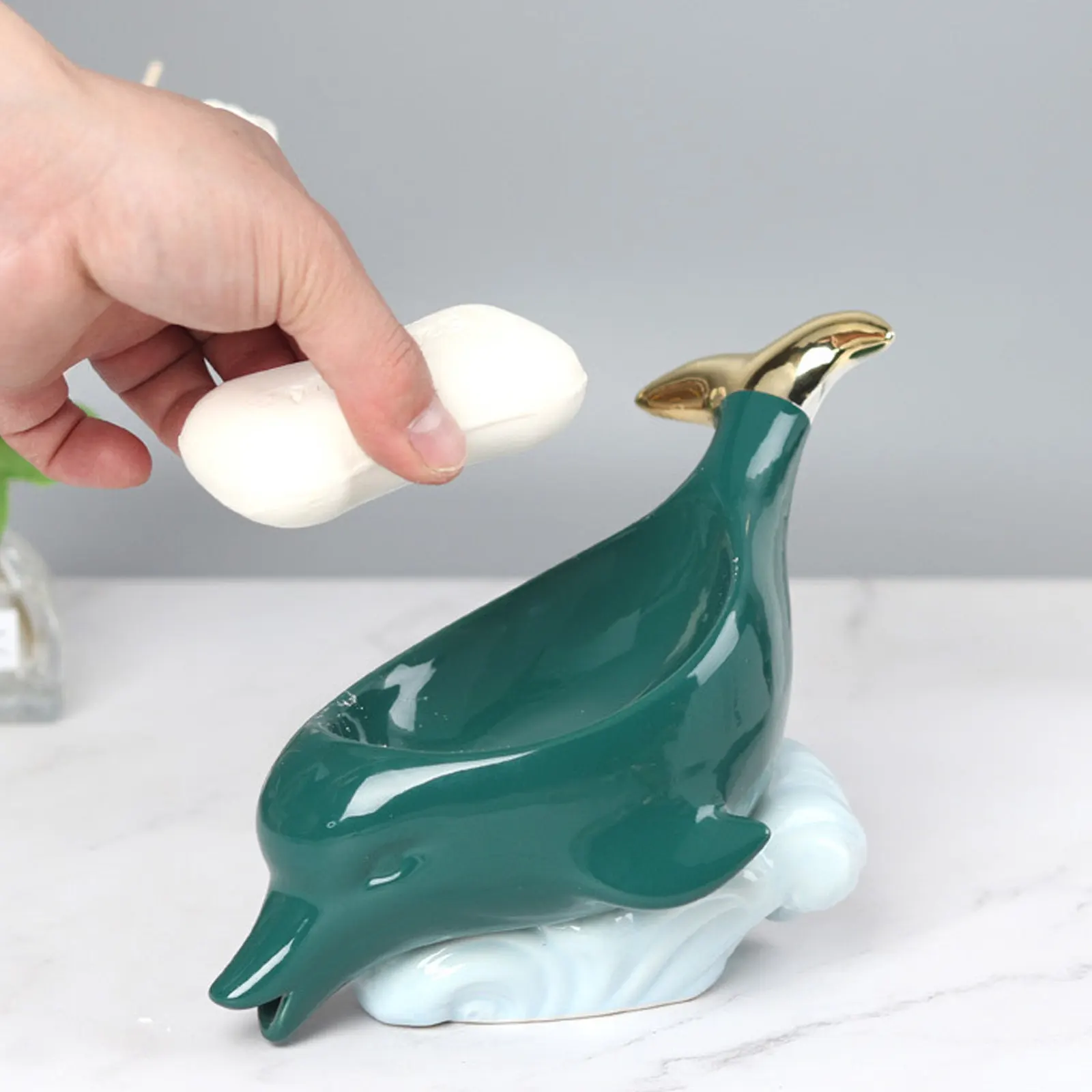 

Керамическая мыльница в форме дельфина, мультяшный дизайн, самоотводящаяся подставка для мыла для ванной комнаты, туалетного столика, душа, декоративная полка для хранения