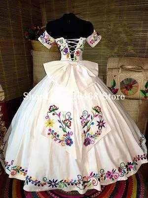 Белые мексиканские платья Charro Quinceanera Великолепные без бретелек с цветочной вышивкой атласное пончо vestidos de 15 лет quinceeras 2024