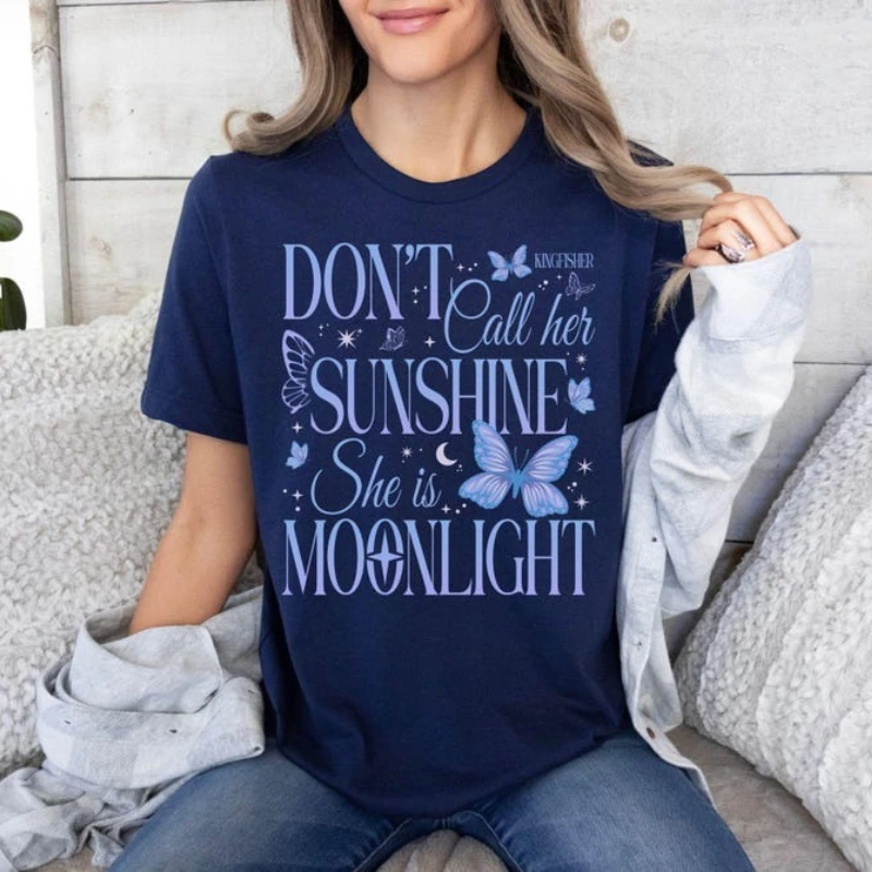 تي شيرت Quicksilver لا يدعوا لها أشعة الشمس إنها ضوء القمر ليتل أوشا قميص كالي هارت الرفراف الرومانسية الخيال كتاب المحملة