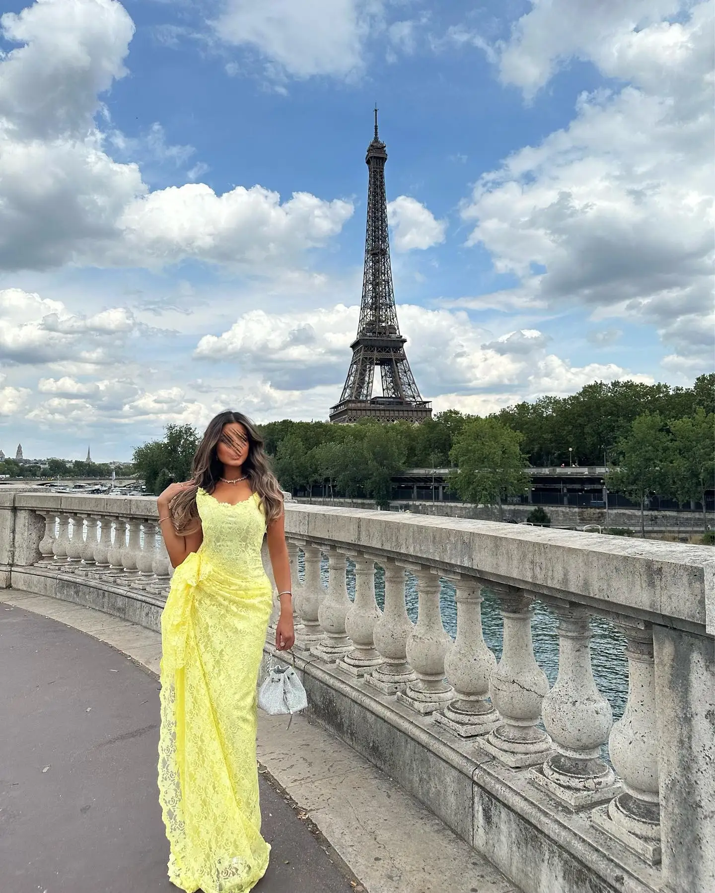 

2025 Custom Sexy Straight Floor Length V-Neck Celebrity Gowns Fashion Sleeveless Sweep Train Lace Ruched Evening Dress