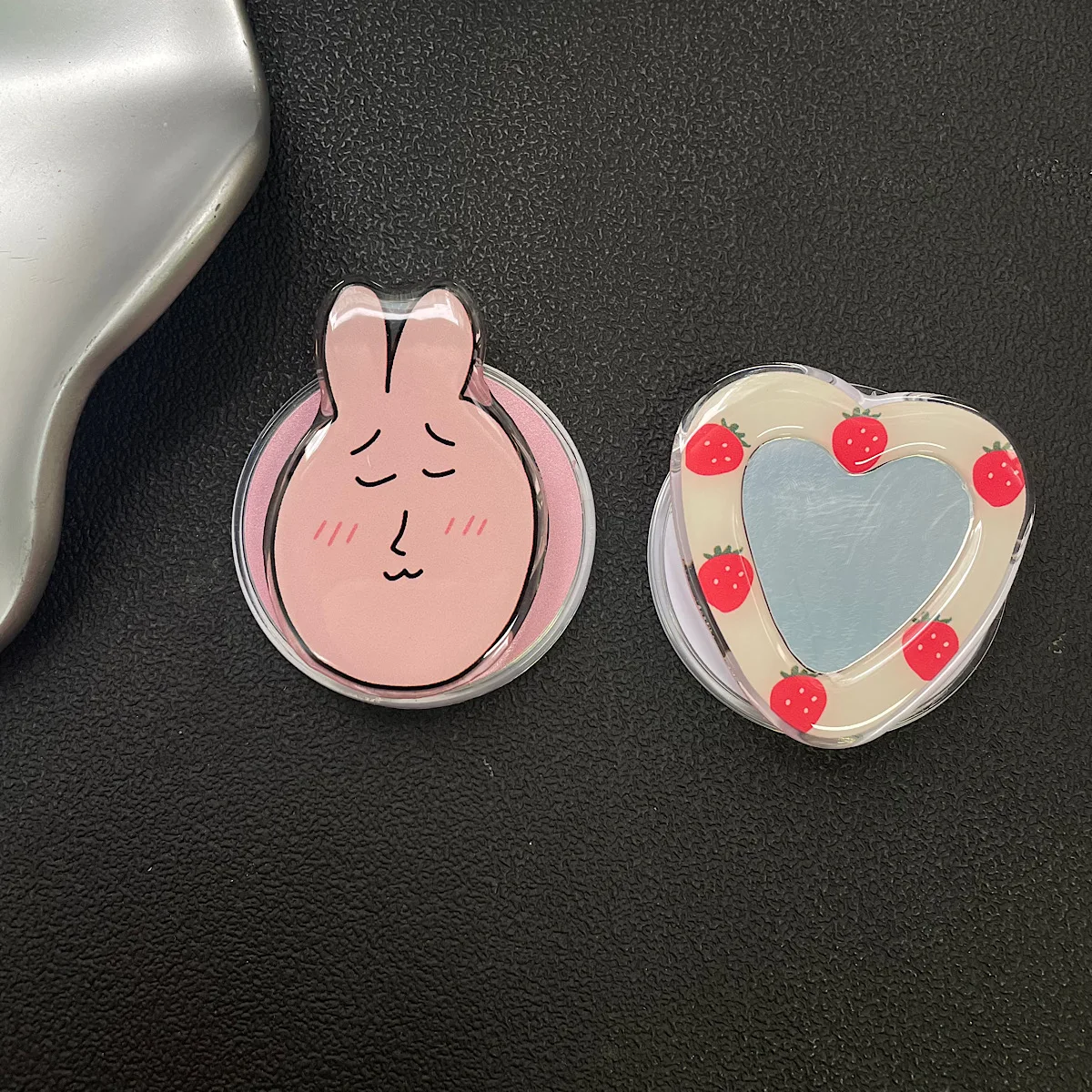 

Магнитный держатель Niche Mirror Strawberry Rabbit подходит для телефонов Magsafe и привлекает внимание настольных пользователей.