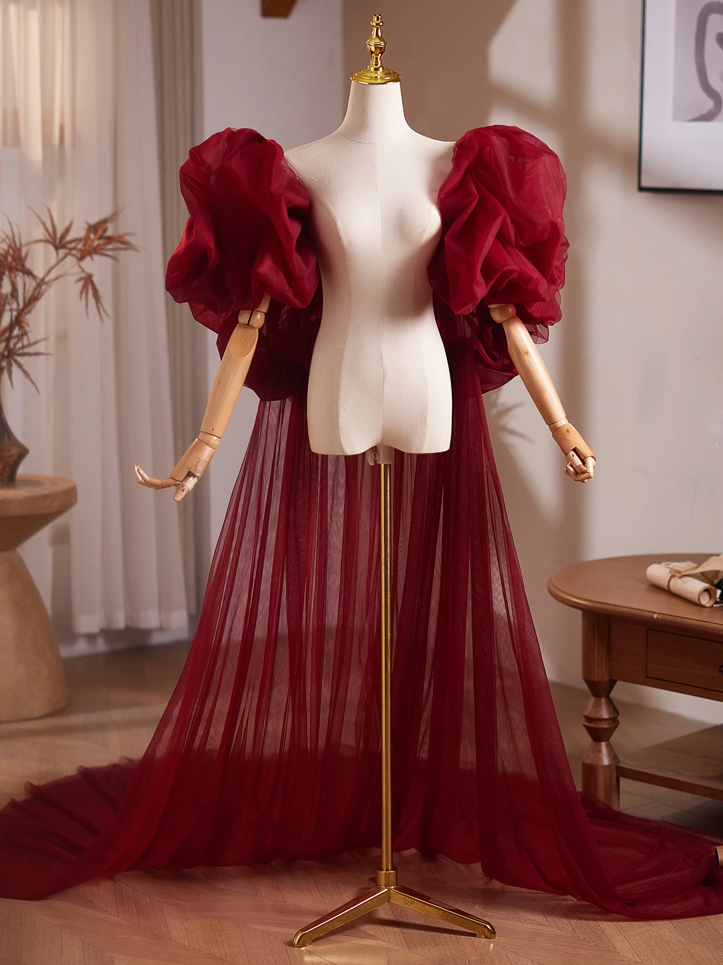 robe-de-soiree-rouge-faite-main-diy-en-tulle-long-avec-grande-traine-accessoire-de-performance-design-sensationnel-couvrant-les-bras