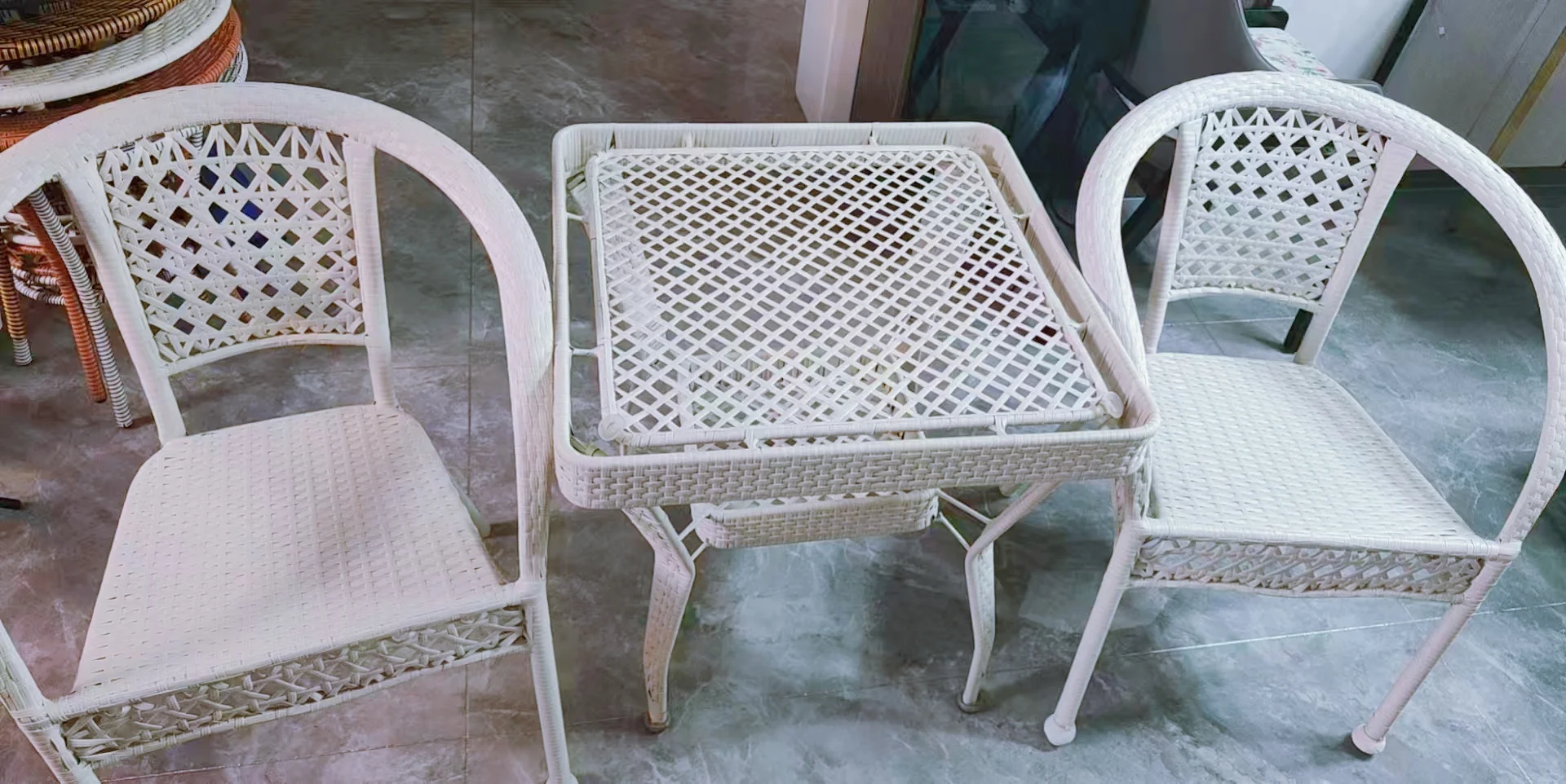 مجموعة أثاث خارجي كرسي بذراعين منسوج من الخيزران لحديقة الشرفة كرسي طعام أبيض