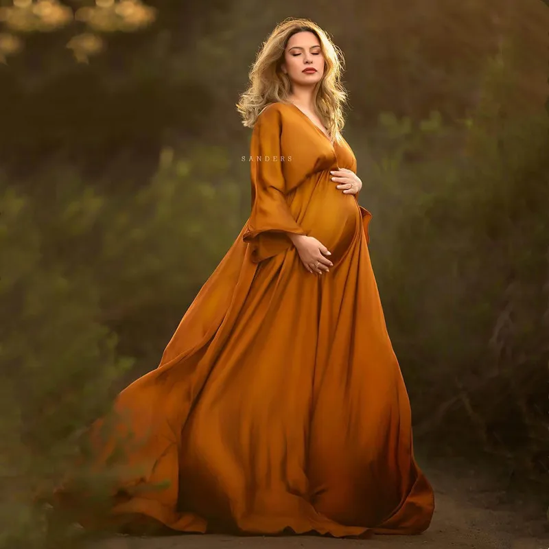 Sesja zdjęciowa ciążowa w stylu Boho z dekoltem w serek długie sukienki satynowe z pełnym rękawem kobiety w ciąży fotografia sukienka Baby shower