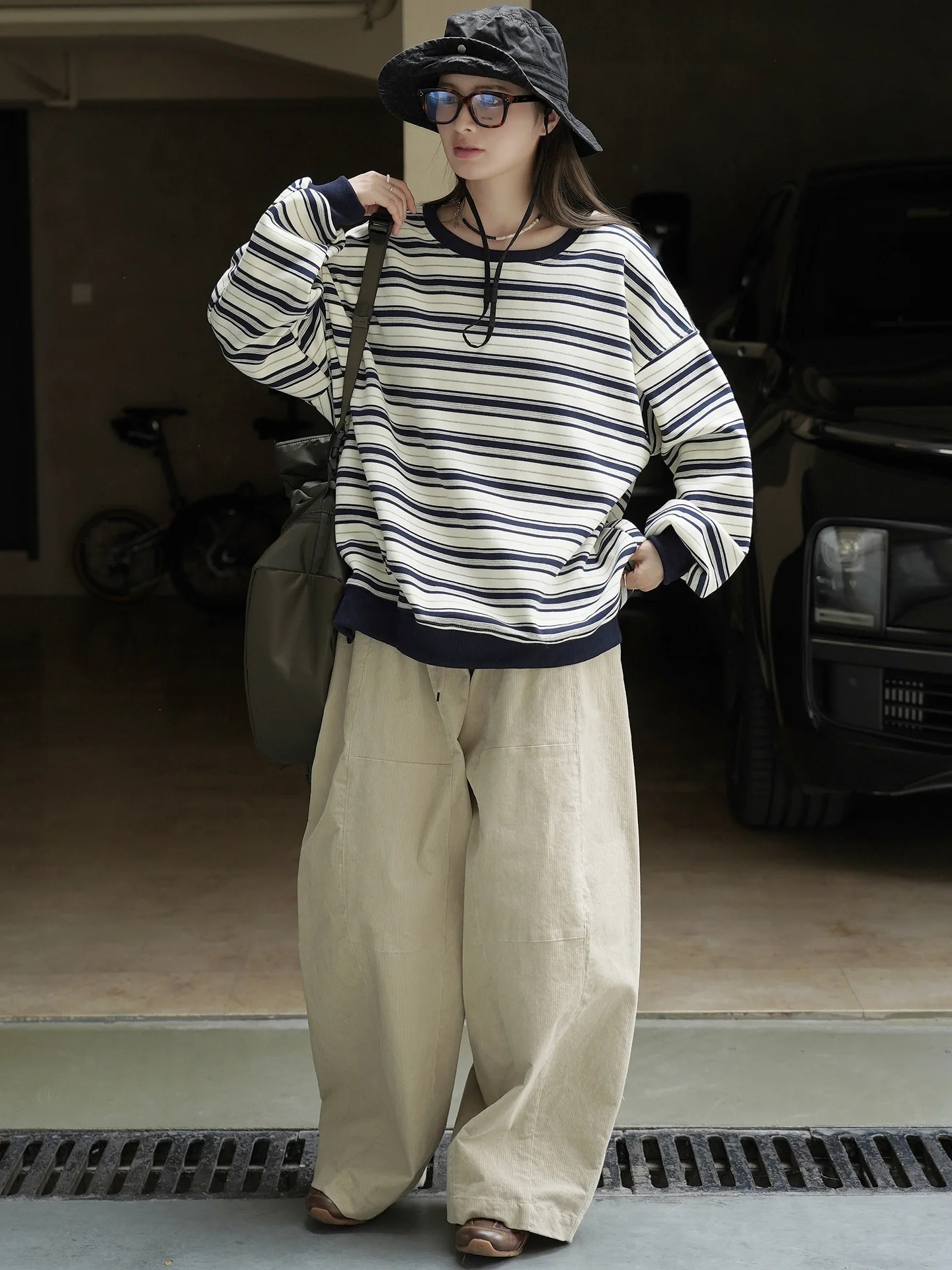 Otoño nuevo japonés moda y fresco contrastante ropa deportiva de rayas gruesas silueta suelta top para mujeres