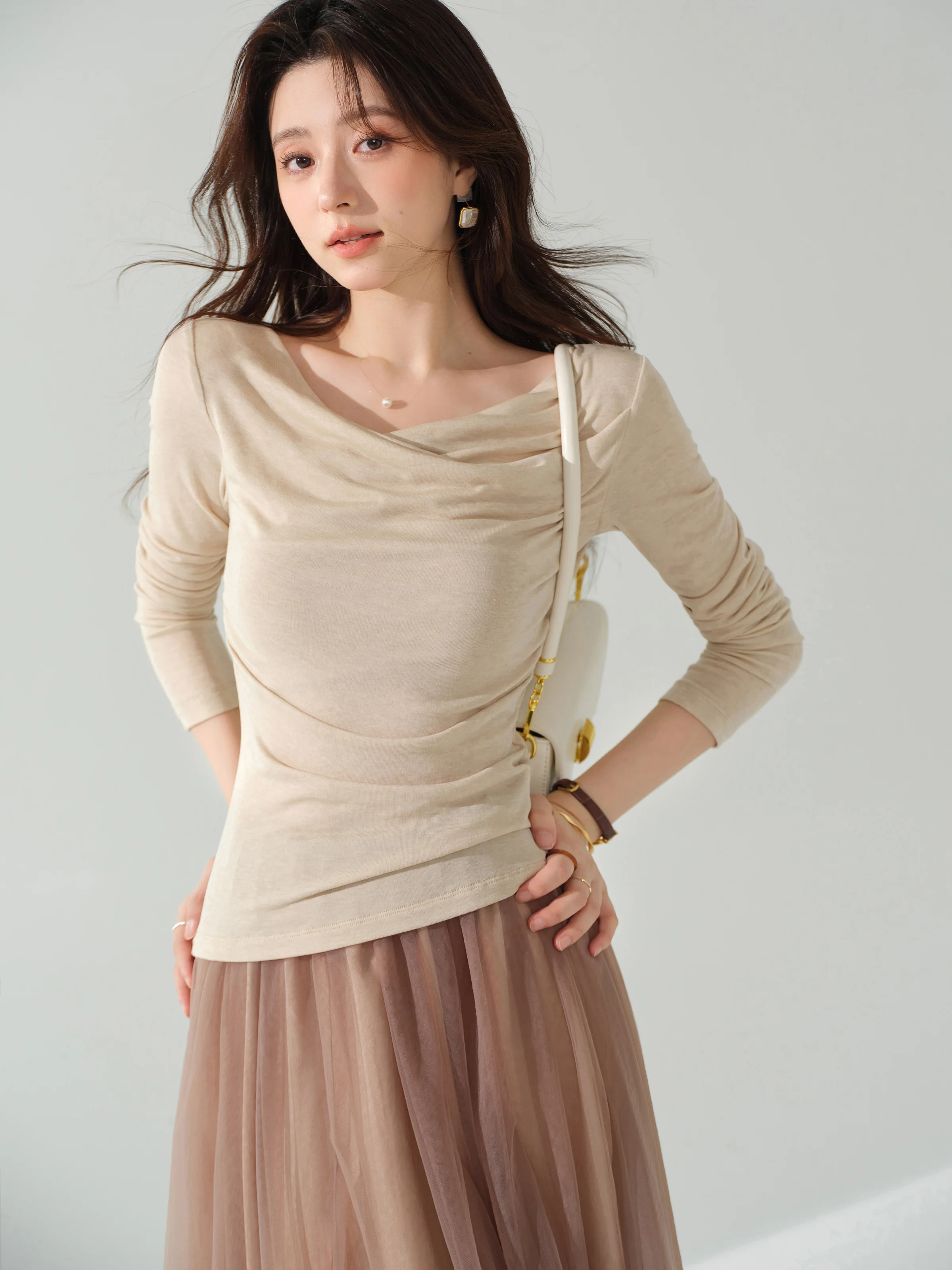 Camiseta elegante ajustada de manga larga para mujer, Top con cuello drapeado de otoño, camisa elegante con capa Base que se pega a la cintura, jersey informal de moda