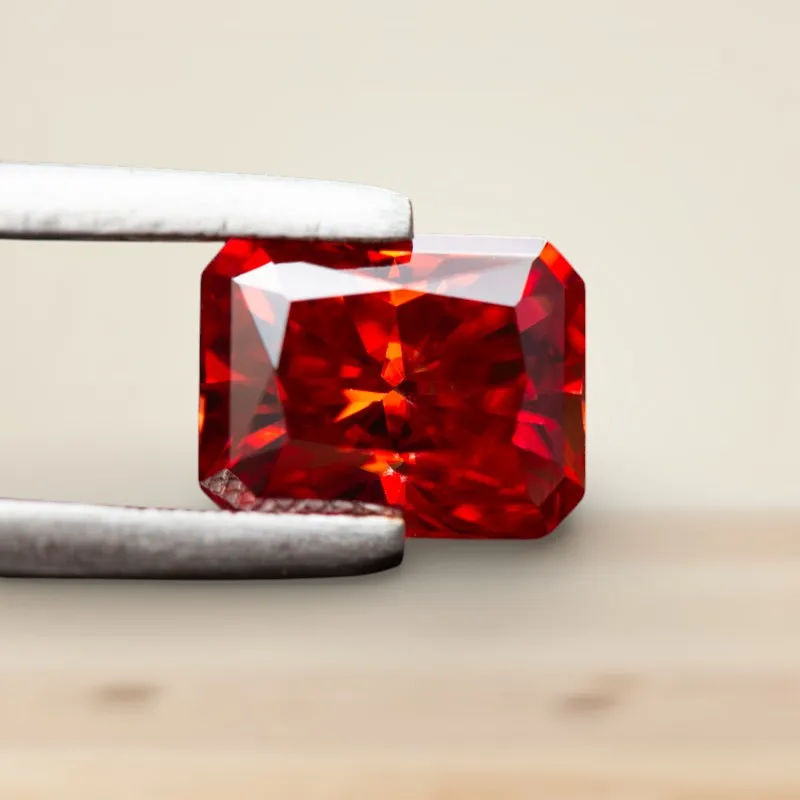 Moissanit im Radiantschliff mit Granat-Farbe, Zertifiziert, Handgeschliffener Synthetischer Edelstein – Detail 5