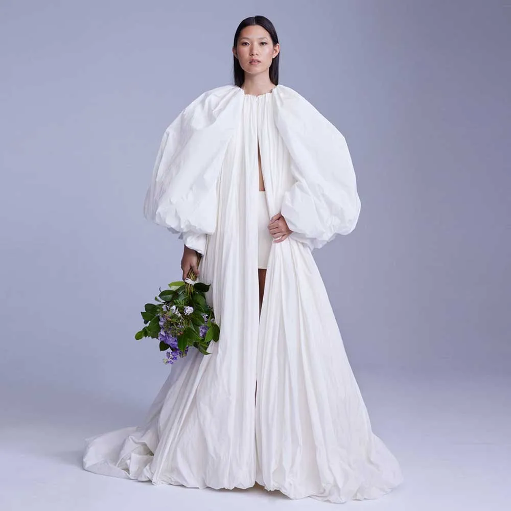 Verbazingwekkende gezwollen taft cape avondjurken zwart wit weelderige lange mouwen formele gelegenheid jurk jas kostuum prom dress cape