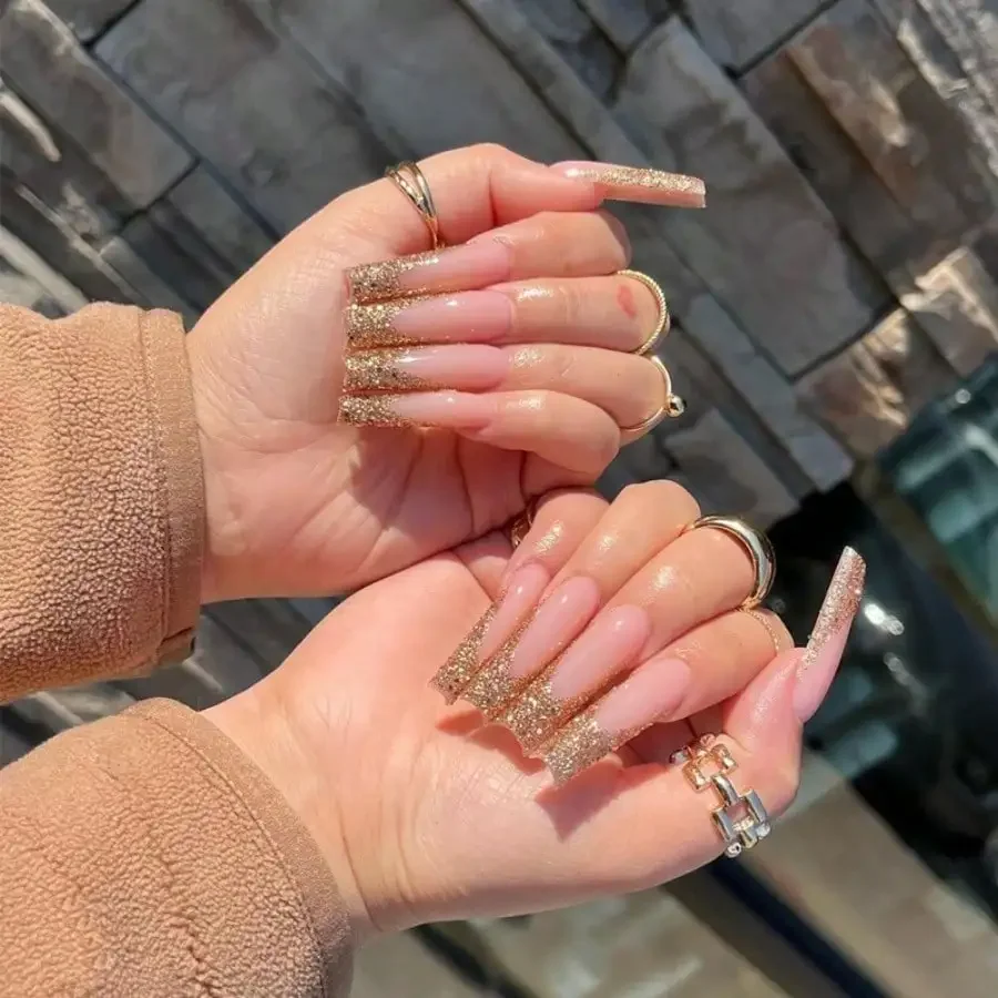 

Новые горячие новинки: Длинные французские накладные ногти с золотым глиттером, готовые к использованию, идеально подходят для вечеринок и удобны для переноски.