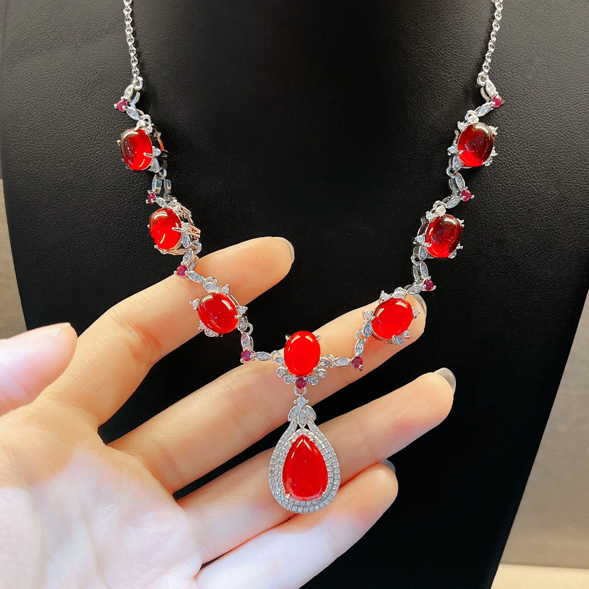 

Foydjew Luxury Designer Jewelry Simulation Pigeon Blood Ruby Necklaces Women's Banquet Cocktail Engagement Bride Long Necklace