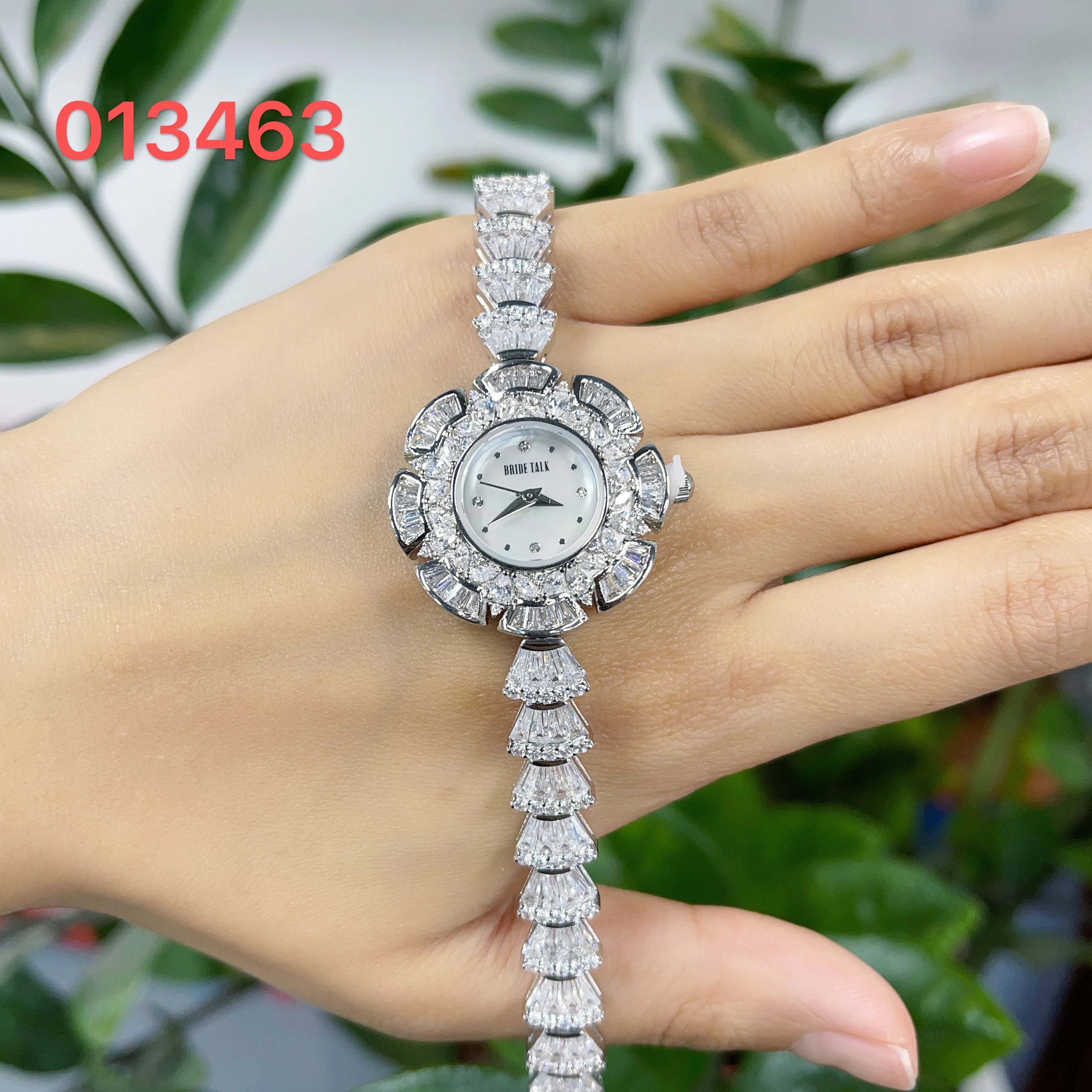 013463 Trendy Watch for Women AAA Cubic Zircon Sun Flower Bracelet Watch for Wedding Party Fashion Jewelry Made with Wholesale
