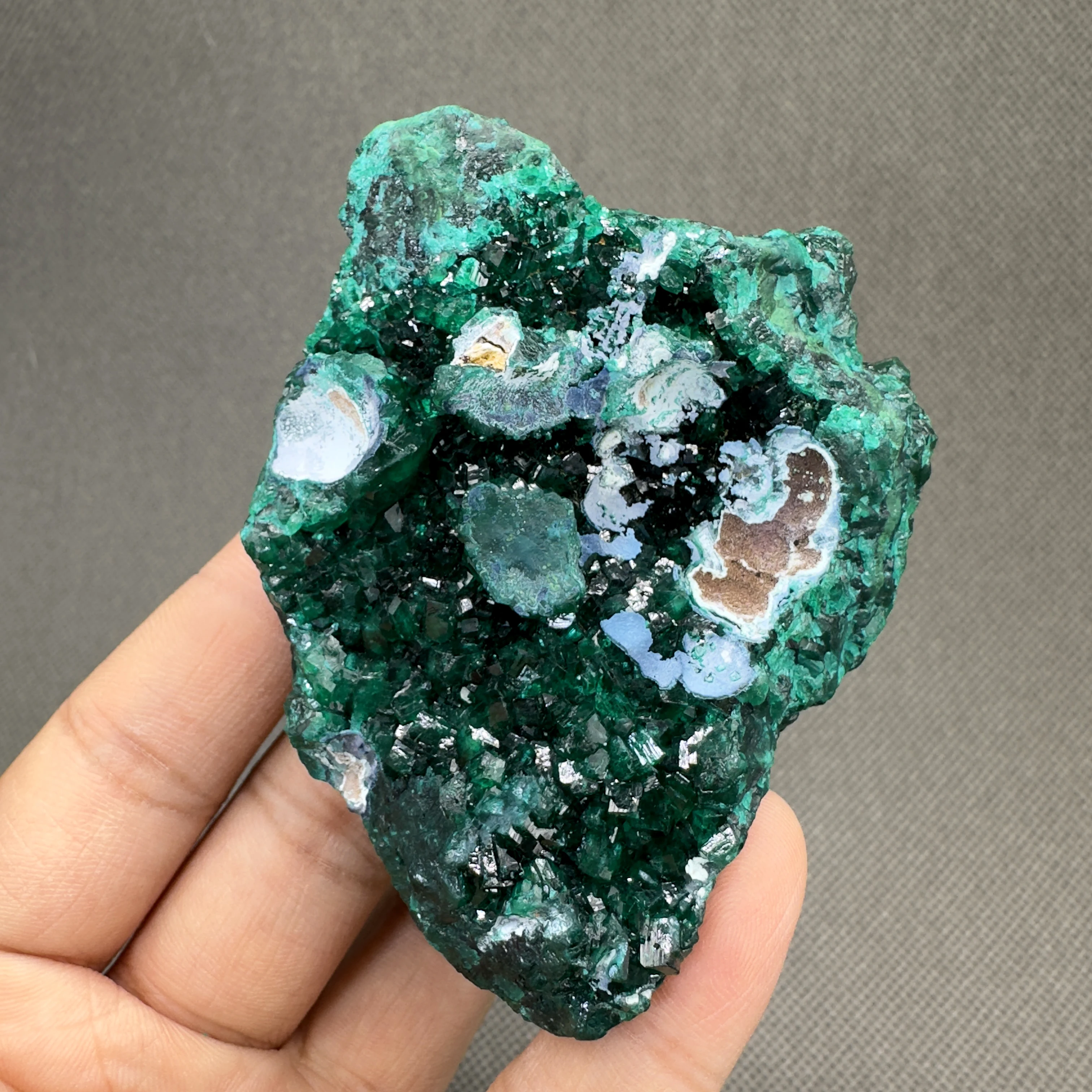 182 g Natural Congo green Dioptase Mineral specimen (crystals and stones Quartz crystal stones )