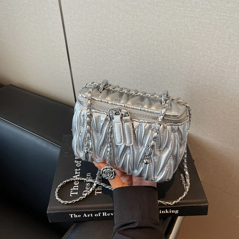 Słynne skórzane torebki damskie od projektantów, torebka crossbody z regulowanym paskiem od luksusowej marki damska listonoszka