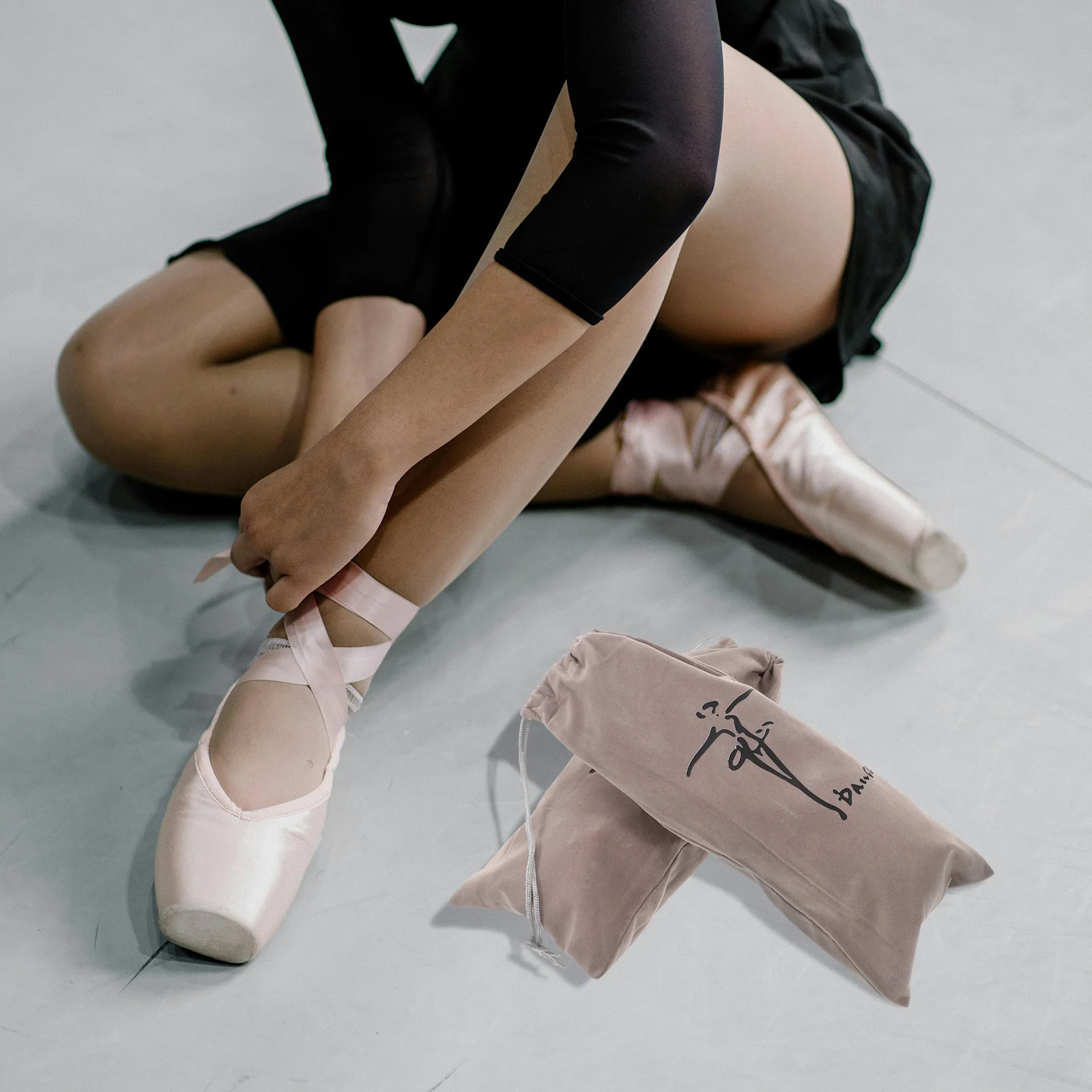 

2Pcs Ballet Dance Shoe Bags Drawstring Storage Nylon Bags for Latin Ballet Pointe Shoes Travel Mesh Pointe Shoe Bag