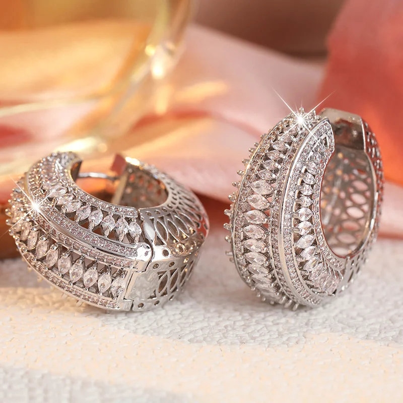 Luxuriöse Damen-Creolen mit synthetischem Zirkon-Inlay, wunderschöner, funkelnder Stil, Ohrringe für Partys und Abendessen, eleganter Schmuck – Detail 5