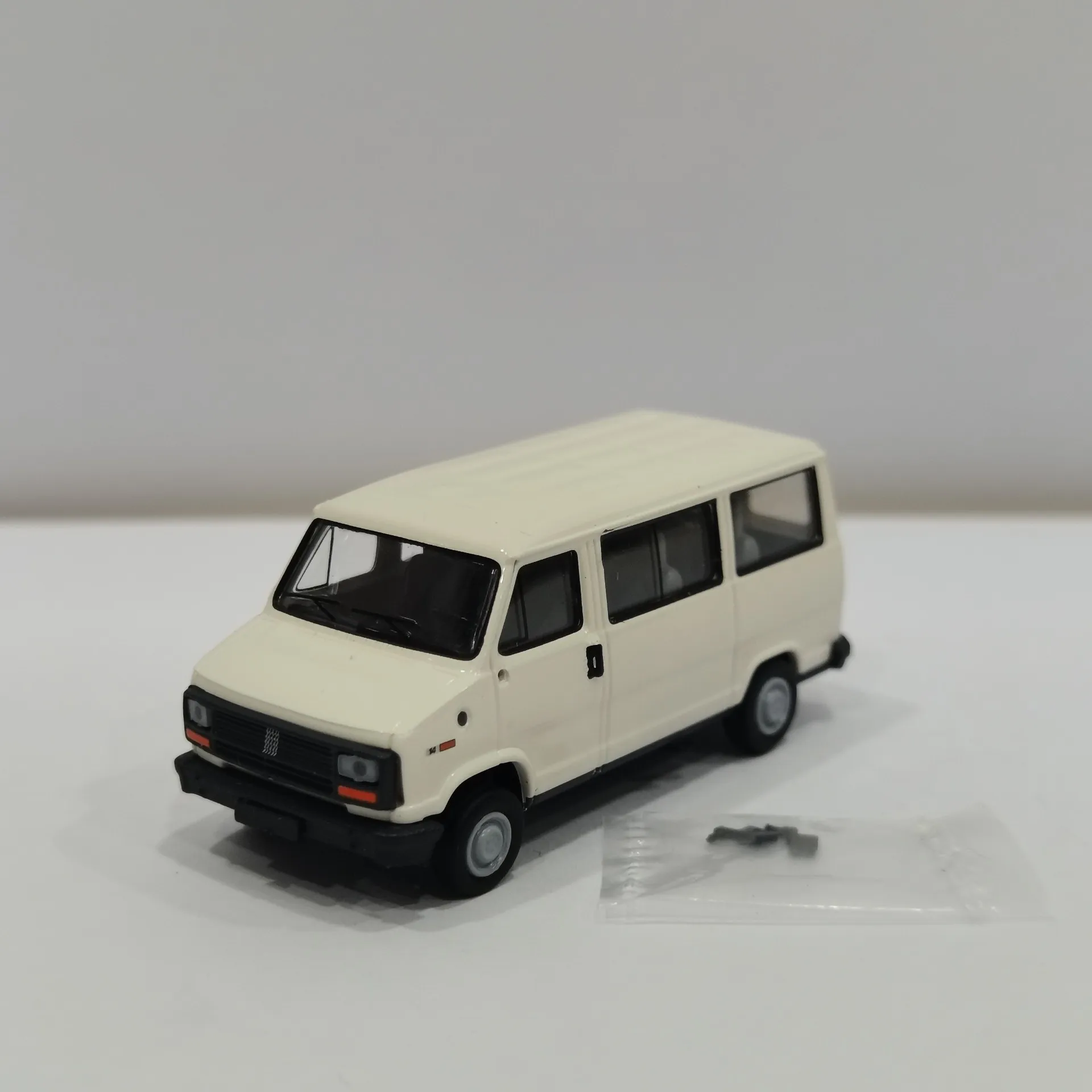 

Diecast BREKINA 1/87 Scale HO PEUGEOT J5 BUS Peugeot Van Plastic Material Car Model Collectible Toy Gift Souvenir Display