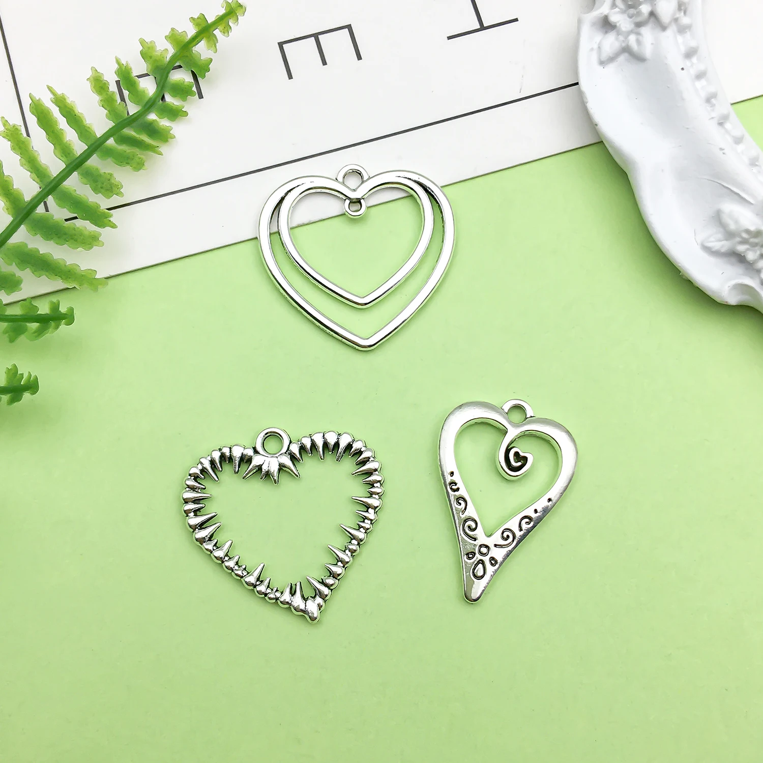 10/12pcs Antique Silvery Retro Hollow Heart Design Charms Alloy Metal Pendants For DIY Jewelry Making Accessories