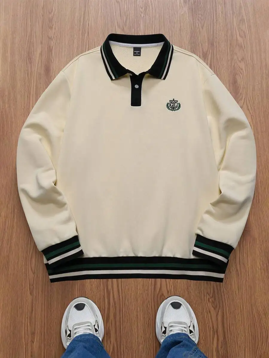 

Мужской кремовый свитшот-поло с длинными рукавами, контрастной отделкой по воротнику и вышитым гербом