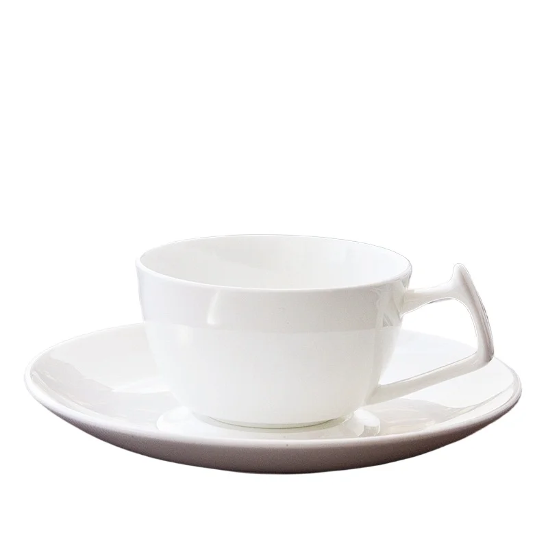 

Чистая белая кофейная чашка, набор кофейных чашек и блюдец из костяного фарфора, кофейная чашка в западном ресторане.