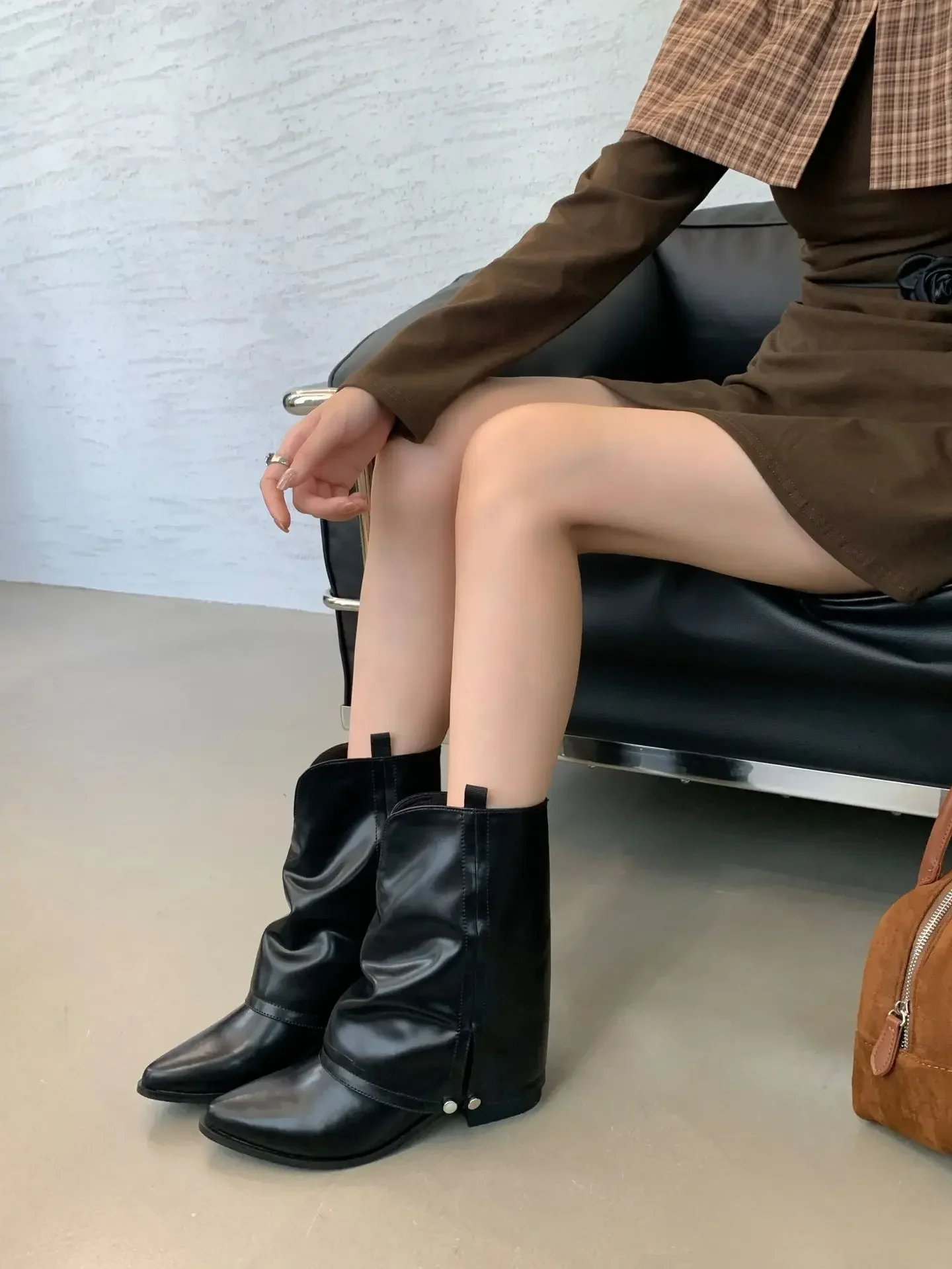 Damen Western-Cowboystiefel - Halbhohe Stiefel mit spitzer Zehenpartie und klobigem Absatz aus Vintage-Leder für Damen, Herbst-Winter-Stiefel – Detail 14